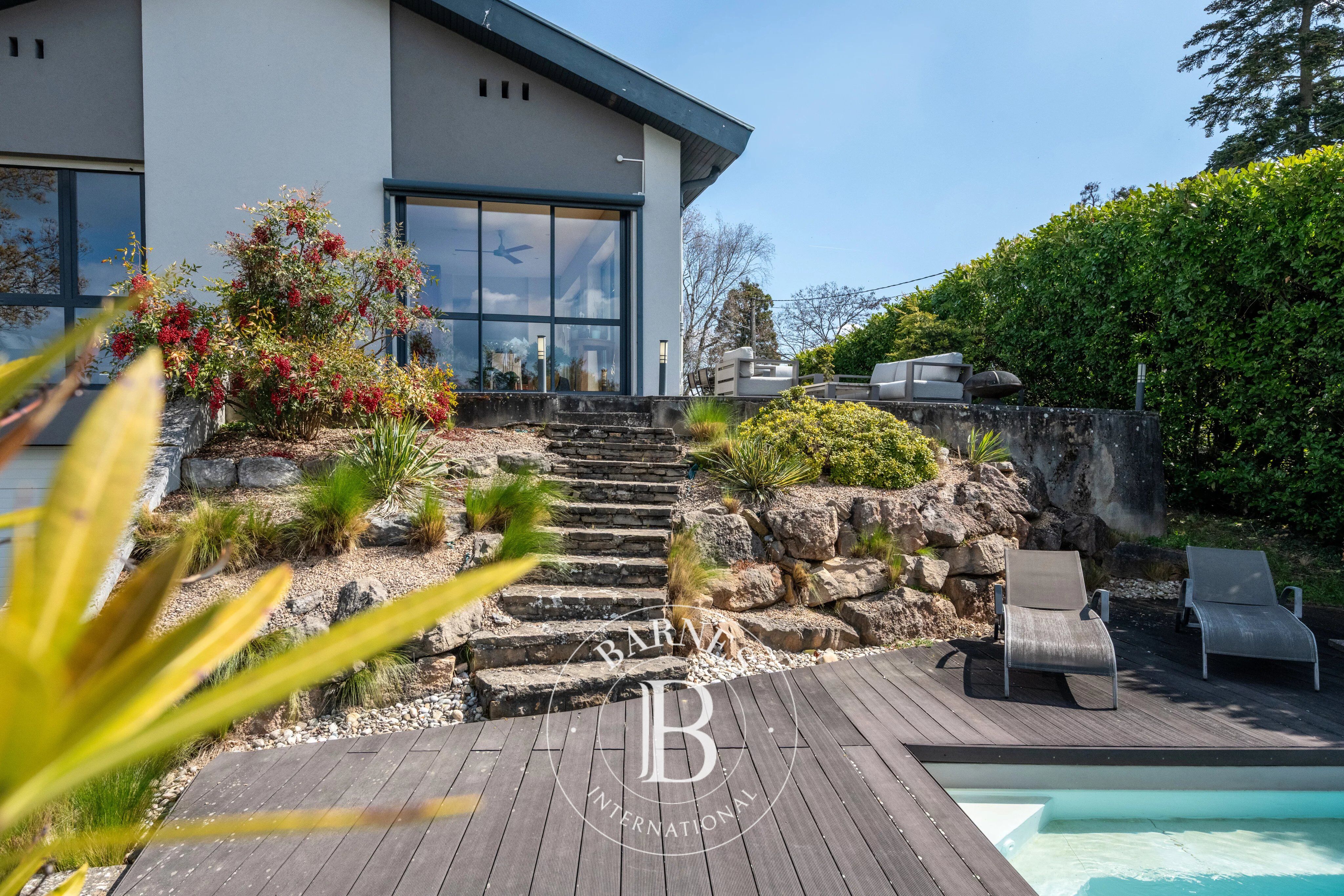 Saint-Didier-au-Mont-d'Or - Maison familiale d'environ 260 m² - 5/6 chambres - Terrain 1507 m² - Vue dégagée - Piscine - picture 2