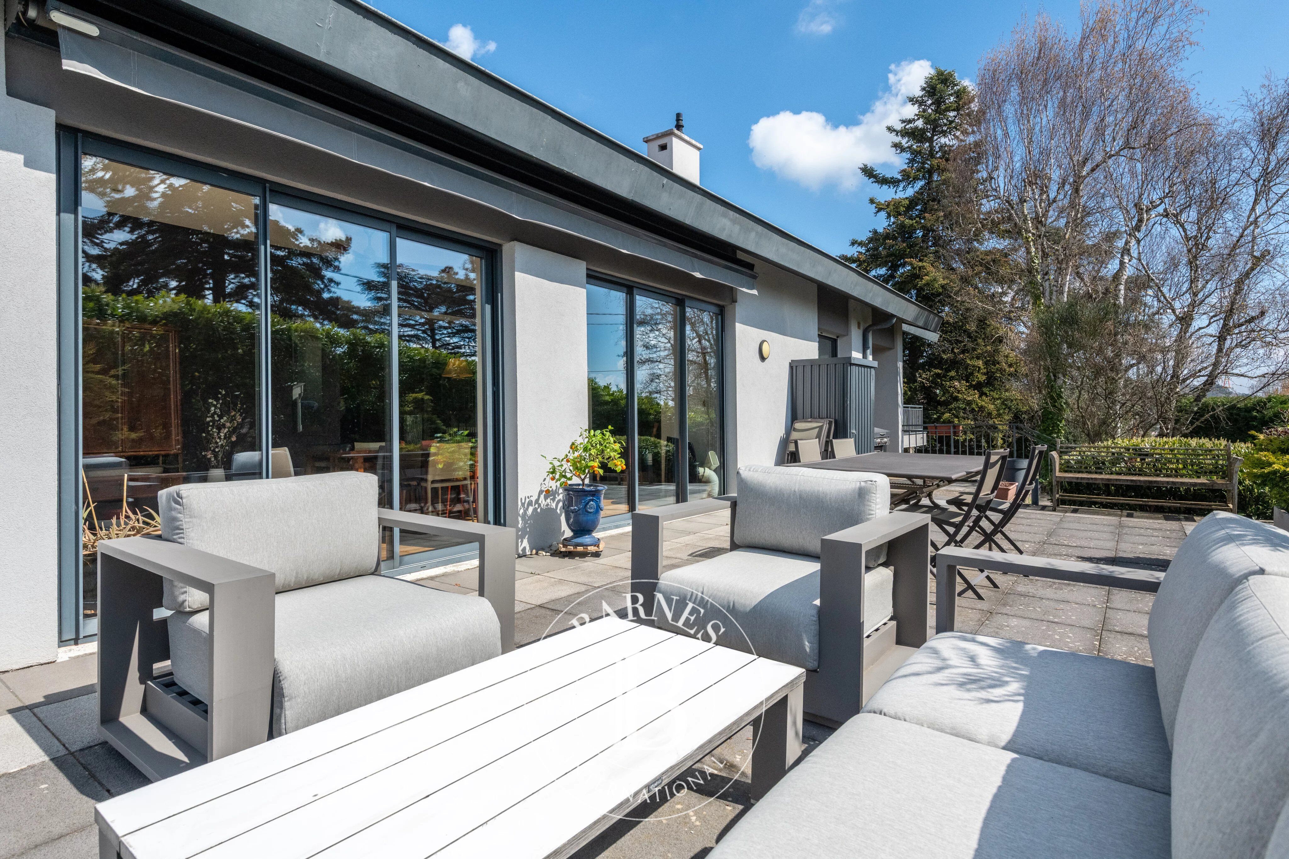 Saint-Didier-au-Mont-d'Or - Maison familiale d'environ 260 m² - 5/6 chambres - Terrain 1507 m² - Vue dégagée - Piscine - picture 3