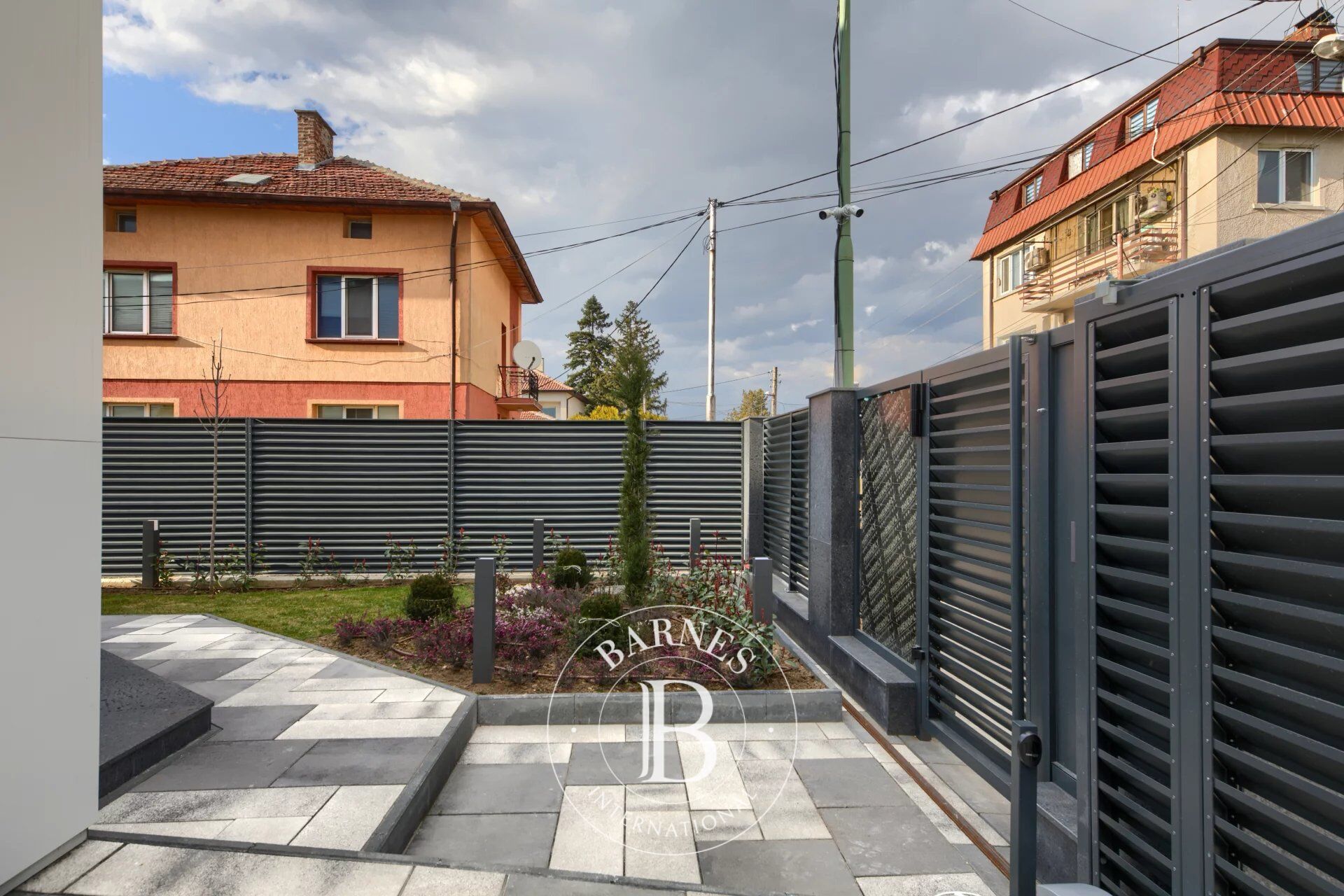 A house with a modern look and amenities - picture 2