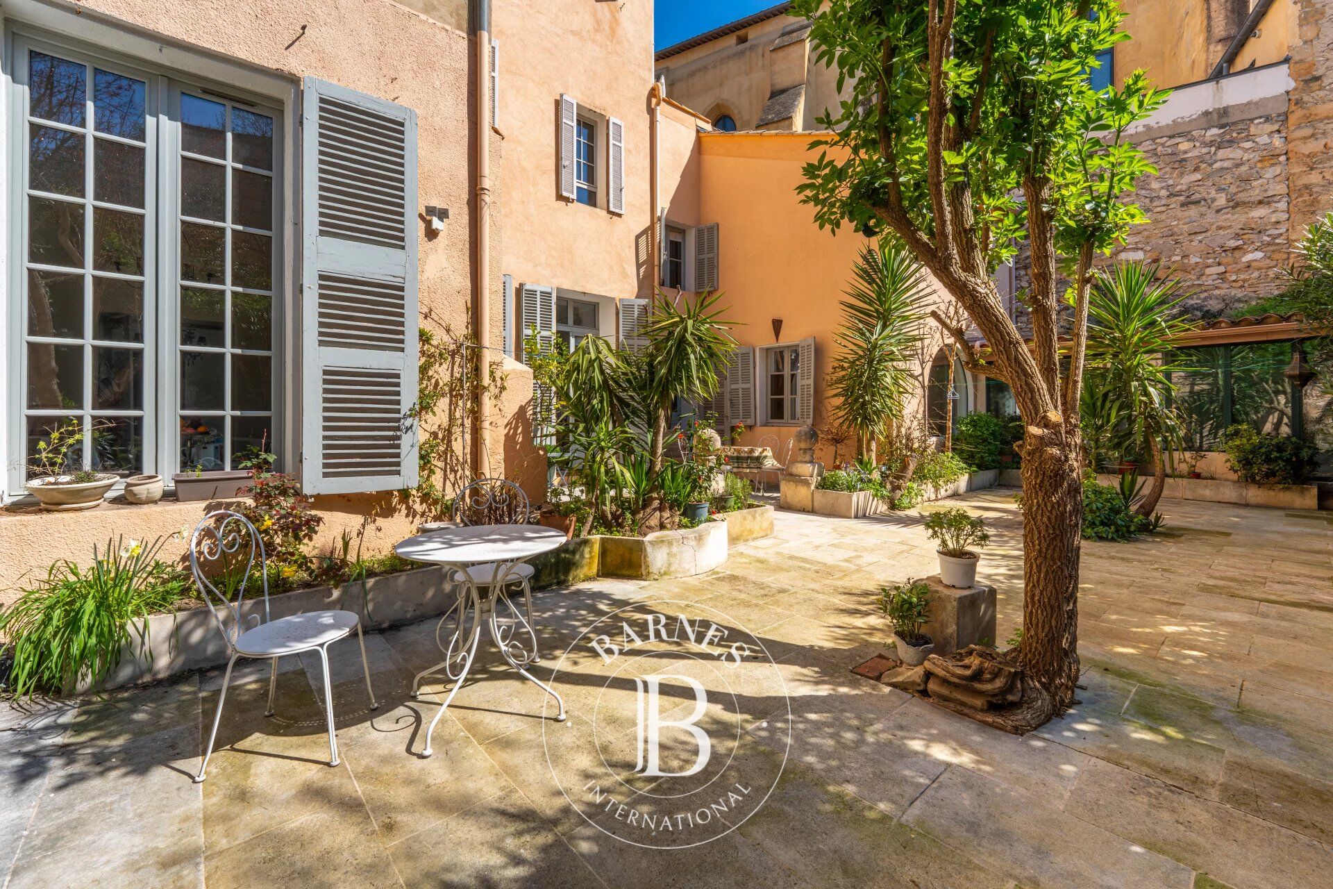 EXCLUSIVITE - AIX CENTRE HISTORIQUE - CALME - APPARTEMENT T5/6 AVEC JARDIN - 4 CHAMBRES- CAVE VOUTÉE - picture 2