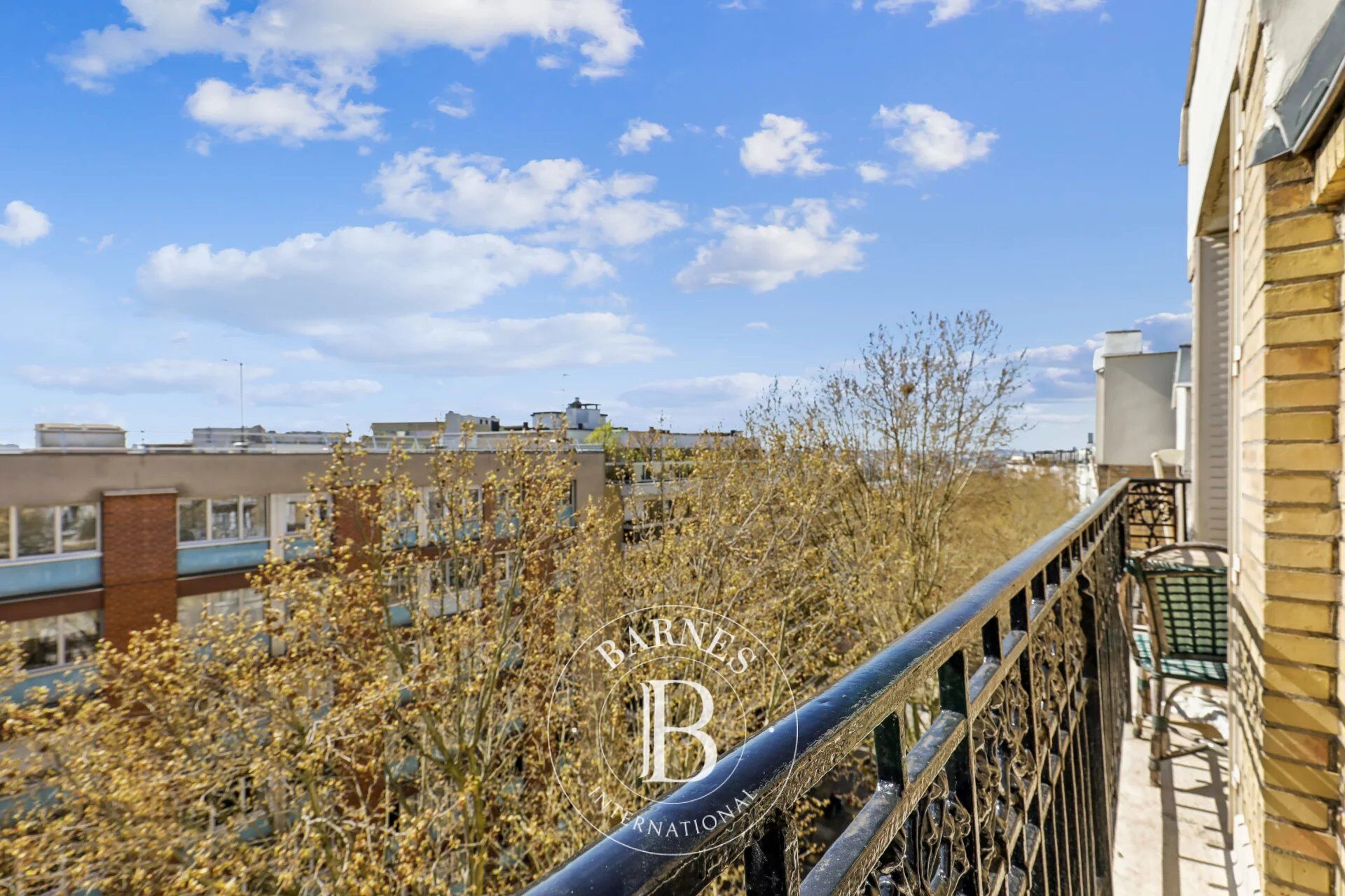 EXCLUSIVITÉ - PARC DES BUTTES CHAUMONT - STUDIO LUMINEUX AVEC BALCON - ÉTAGE ÉLEVÉ - picture 1