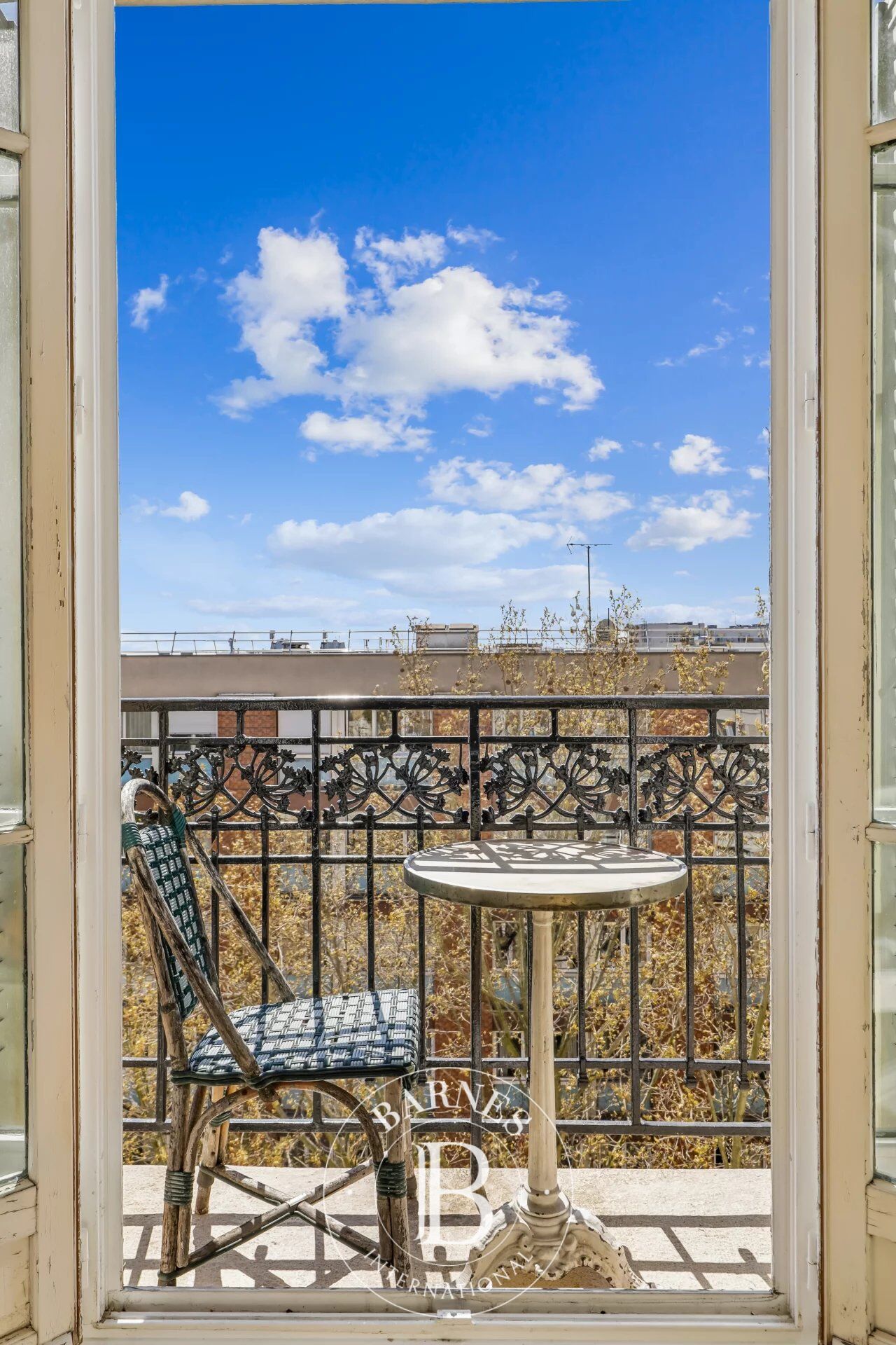 EXCLUSIVITÉ - PARC DES BUTTES CHAUMONT - STUDIO LUMINEUX AVEC BALCON - ÉTAGE ÉLEVÉ - picture 2