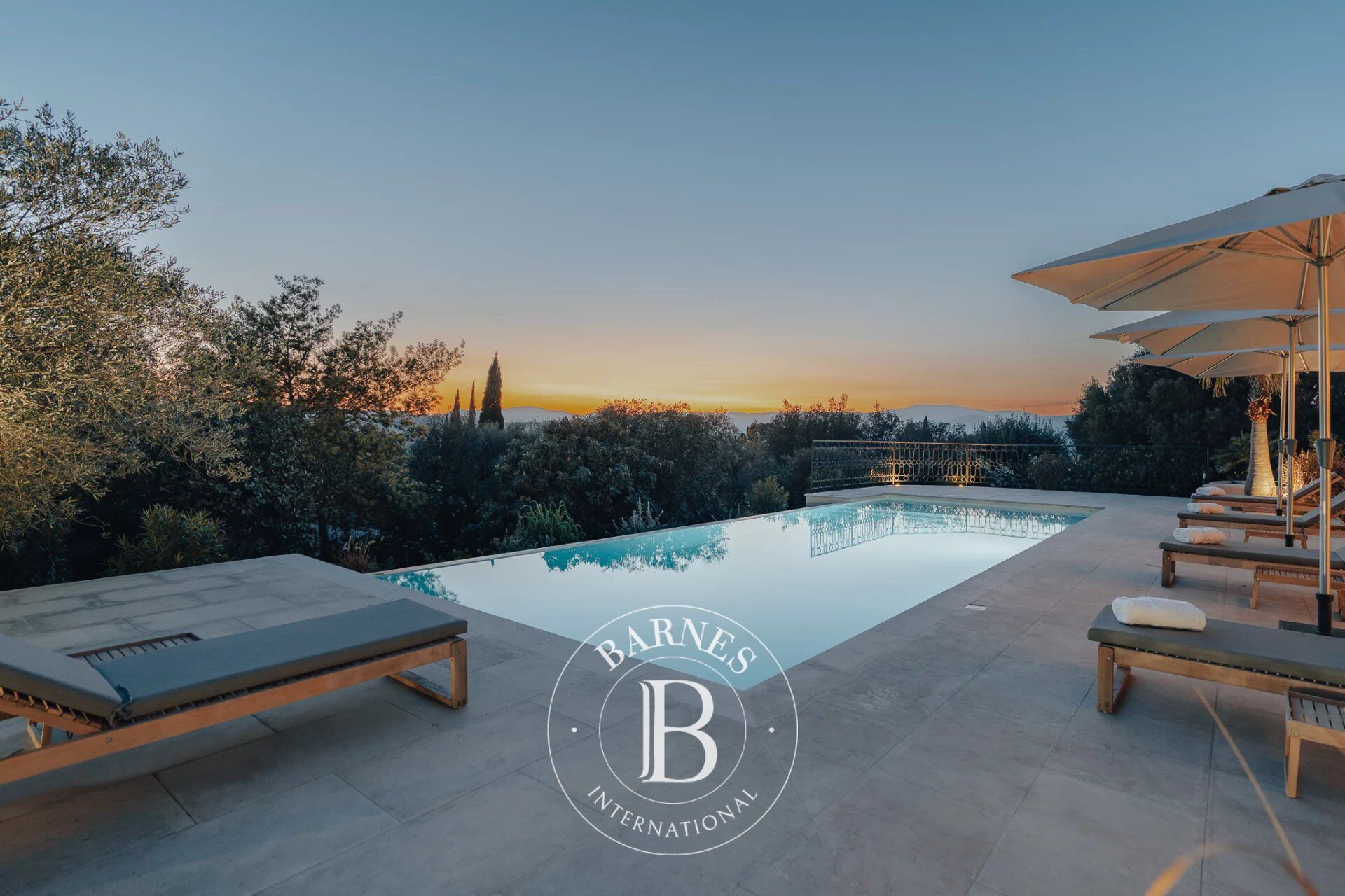 GASSIN – 5-BEDROOM VILLA – SWIMMING POOL - picture 2