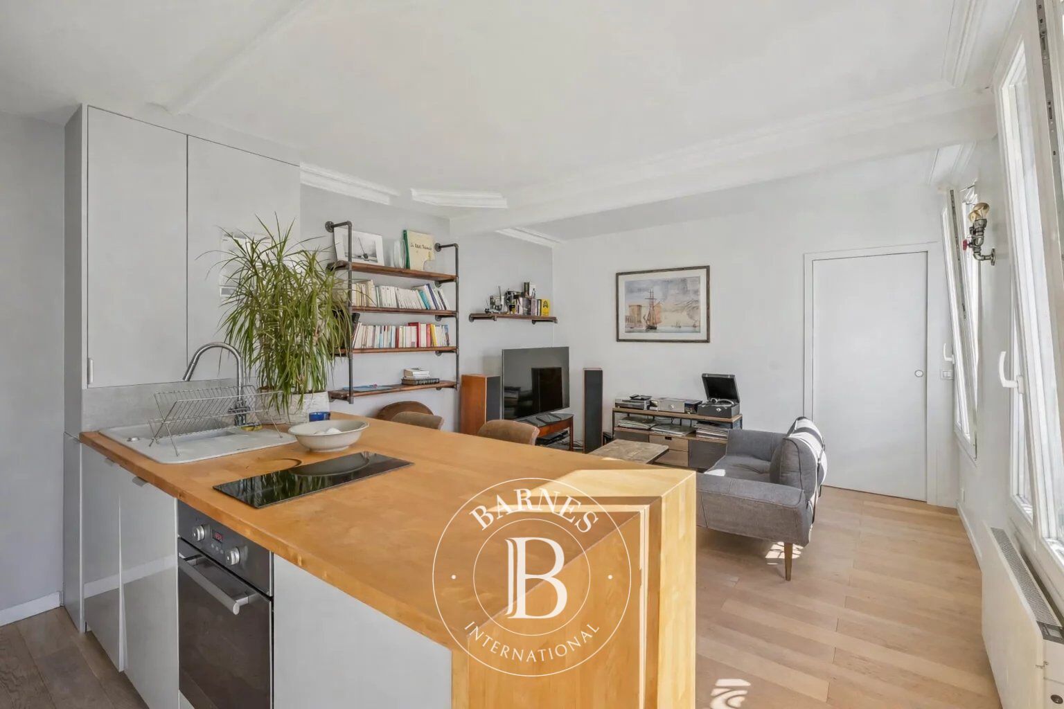 PARIS 18 - MONTMARTRE - LEPIC - SOUTH-FACING - ONE BEDROOM - picture 2