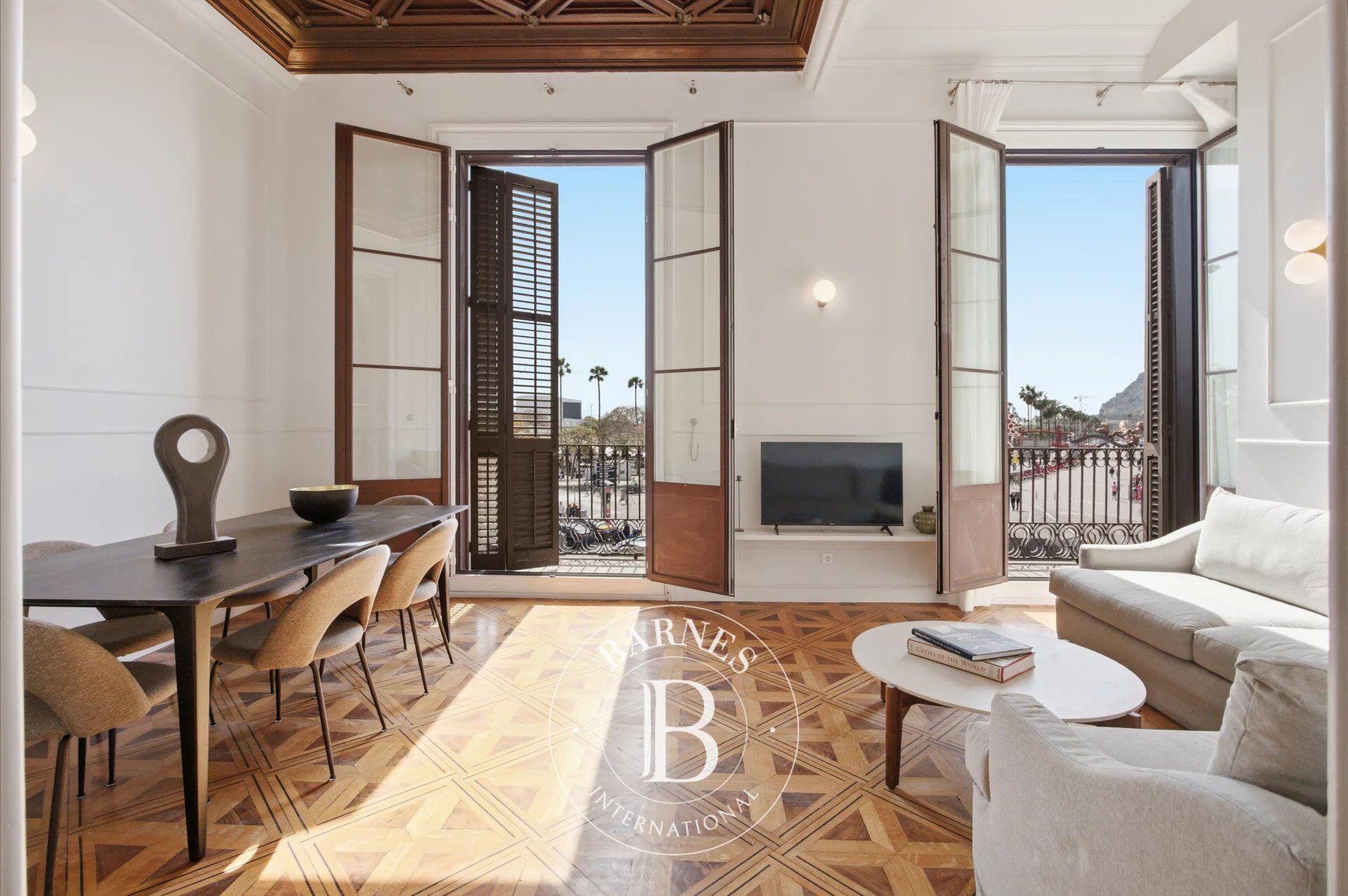 Exclusive residence in a historic building facing Port Vell - picture 2
