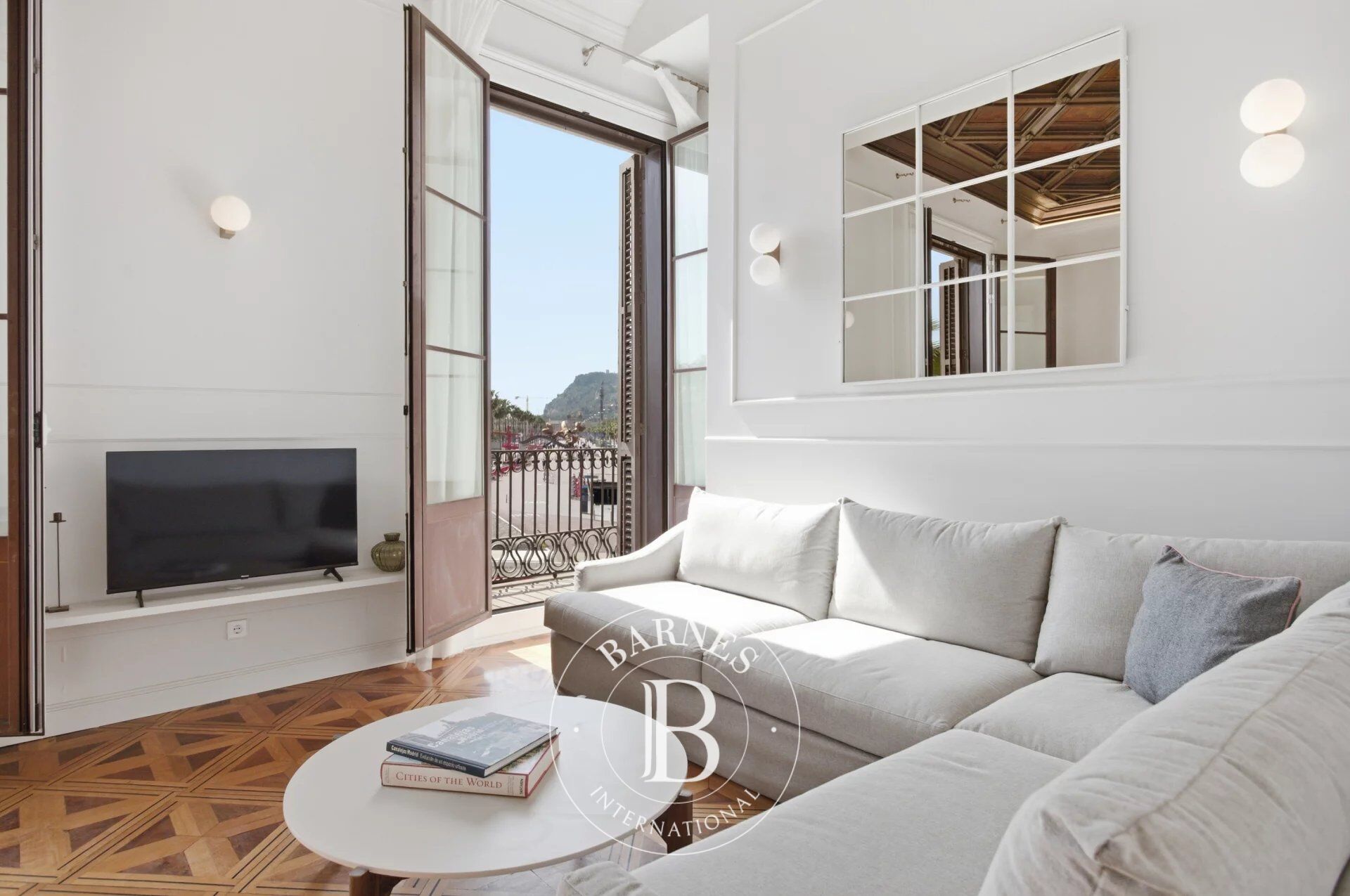 Exclusive residence in a historic building facing Port Vell - picture 3