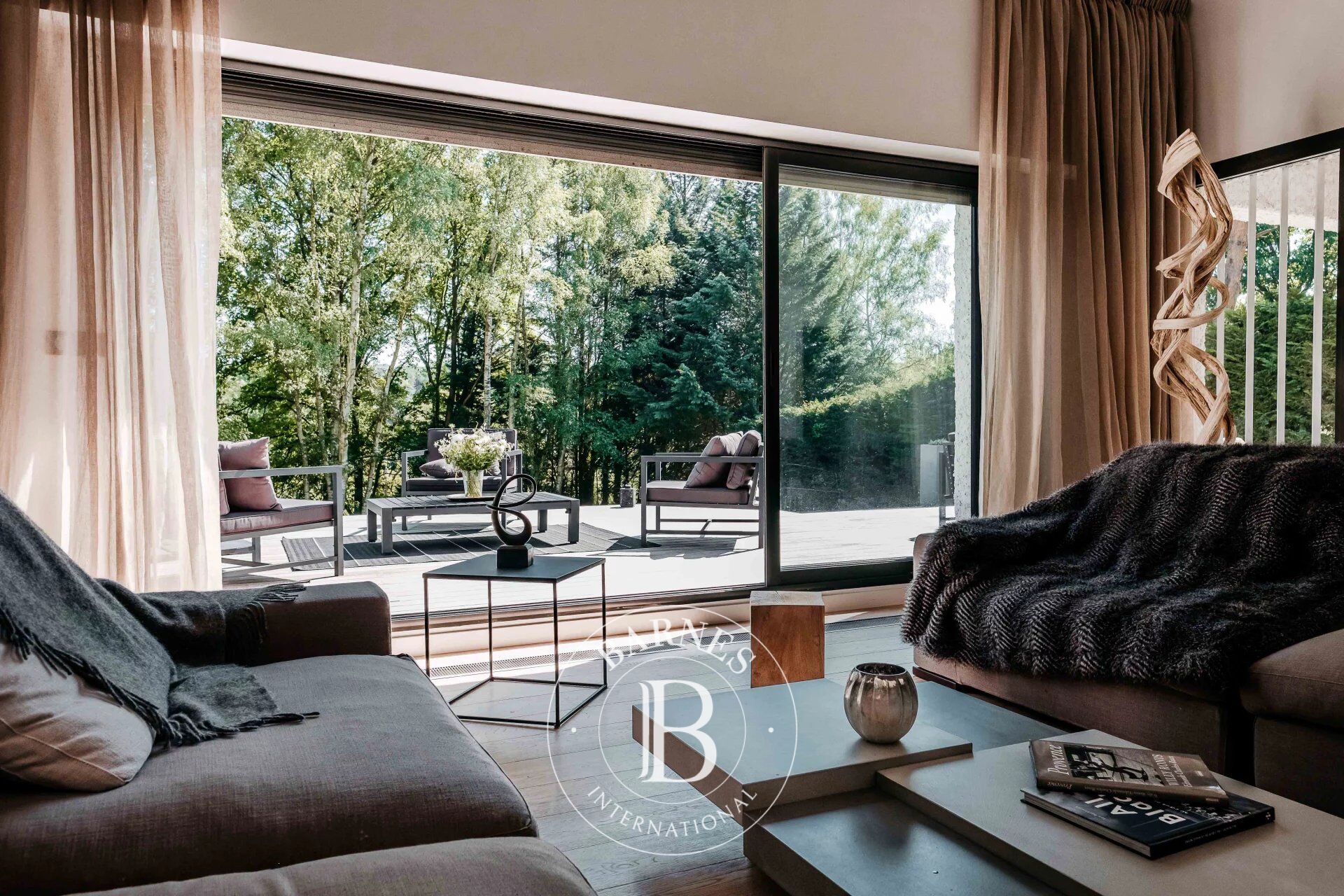 Sainte Mesme, elegantly renovated architect-designed house with 245 m² of living space on 4,500 m² of land overlooking wooded grounds with no other buildings in sight. - picture 2