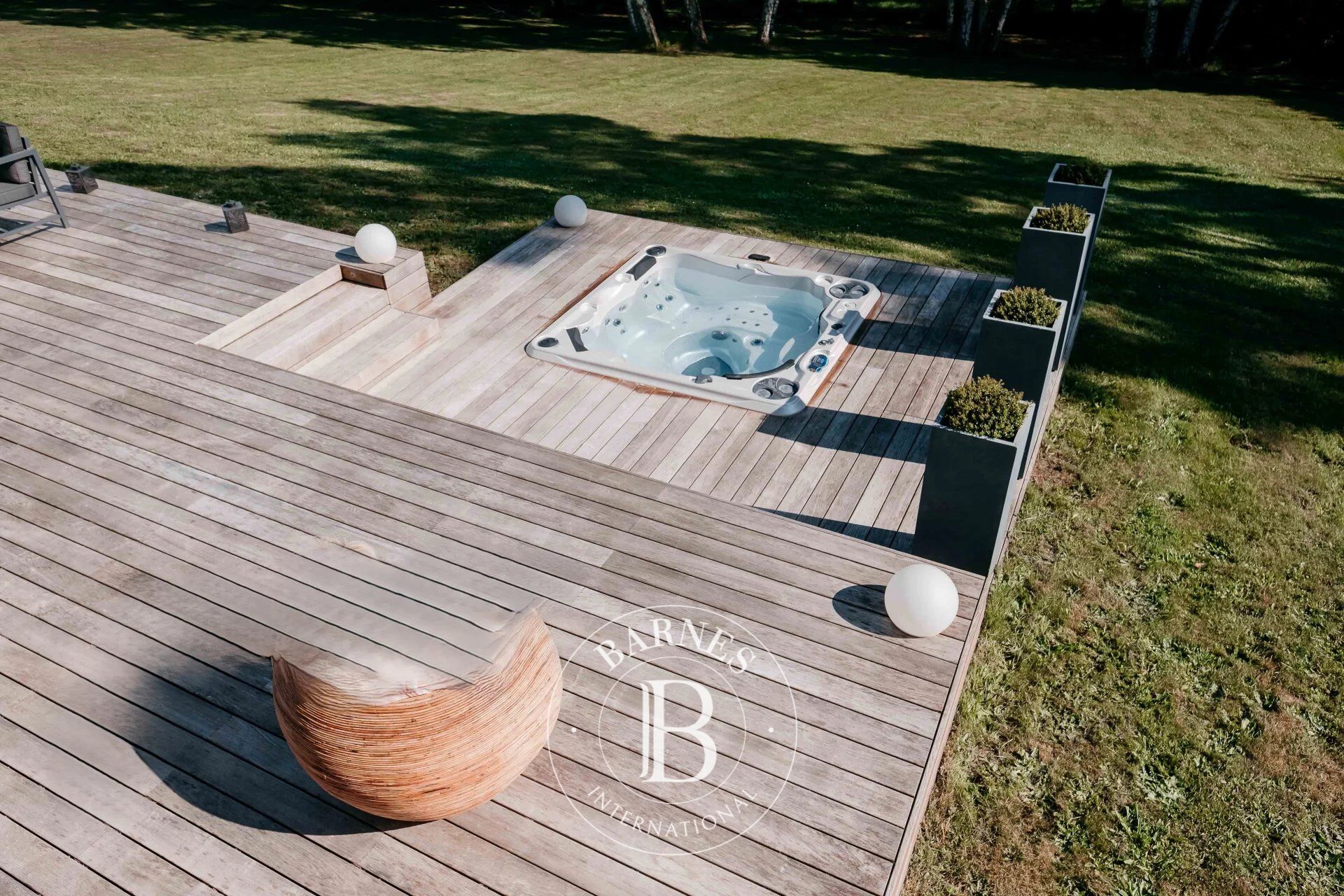 Sainte Mesme, elegantly renovated architect-designed house with 245 m² of living space on 4,500 m² of land overlooking wooded grounds with no other buildings in sight. - picture 3