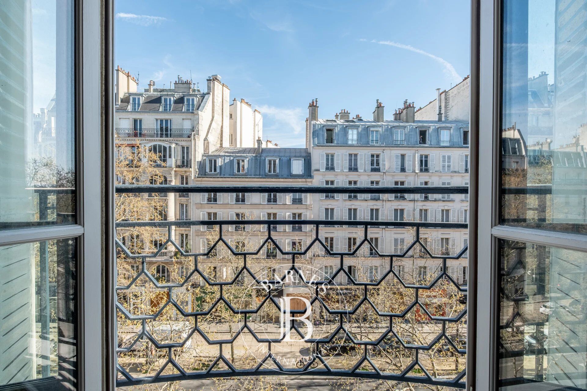 Paris 7th – Cler / Motte-Picquet – Upper Floor – 3 Bedrooms - picture 1