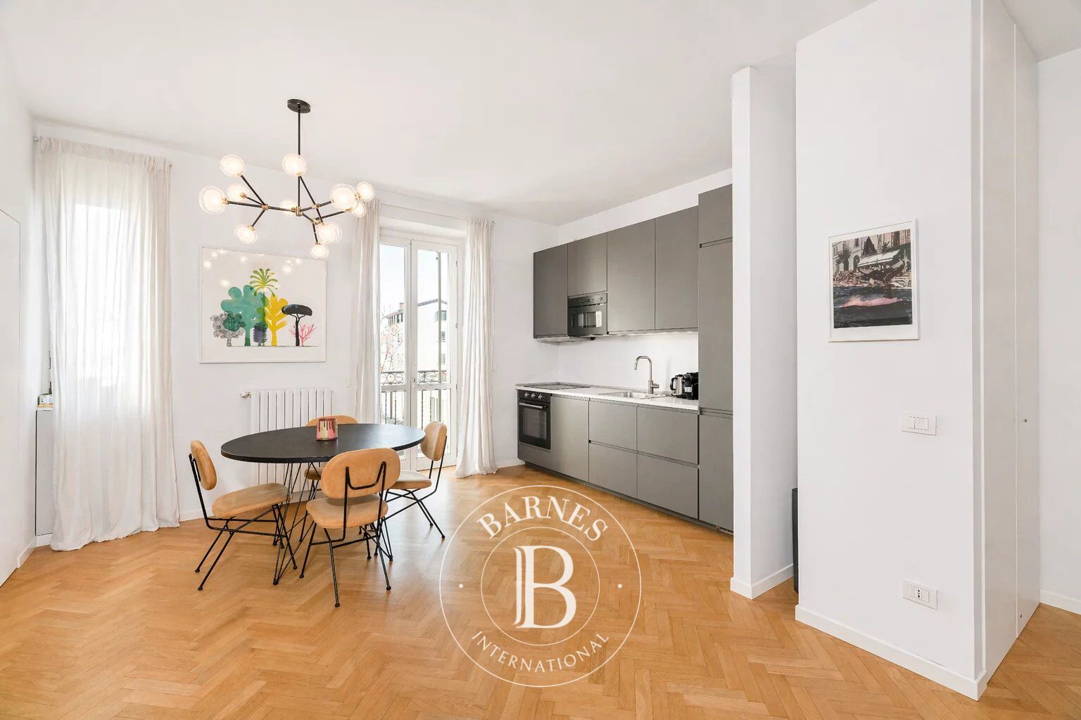 Modern 1-Bedroom Apartment in Navigli, Milano - picture 1