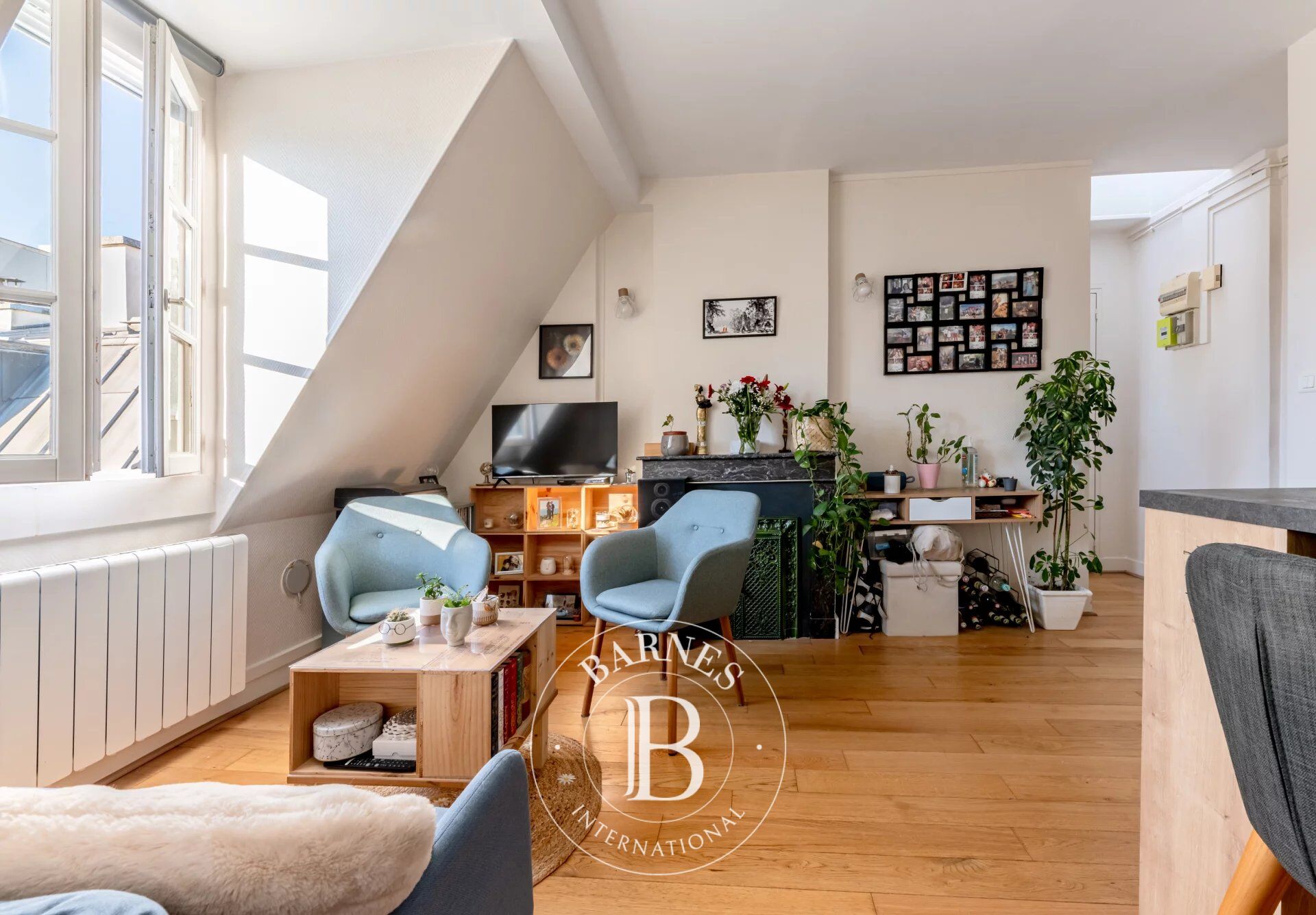 PARIS 8 - ÉLYSÉES - Top floor one-bedroom apartment - quiet - bright - picture 1