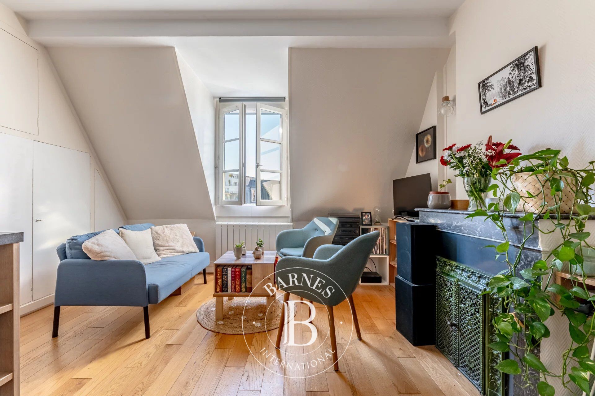 PARIS 8 - ÉLYSÉES - Top floor one-bedroom apartment - quiet - bright - picture 2