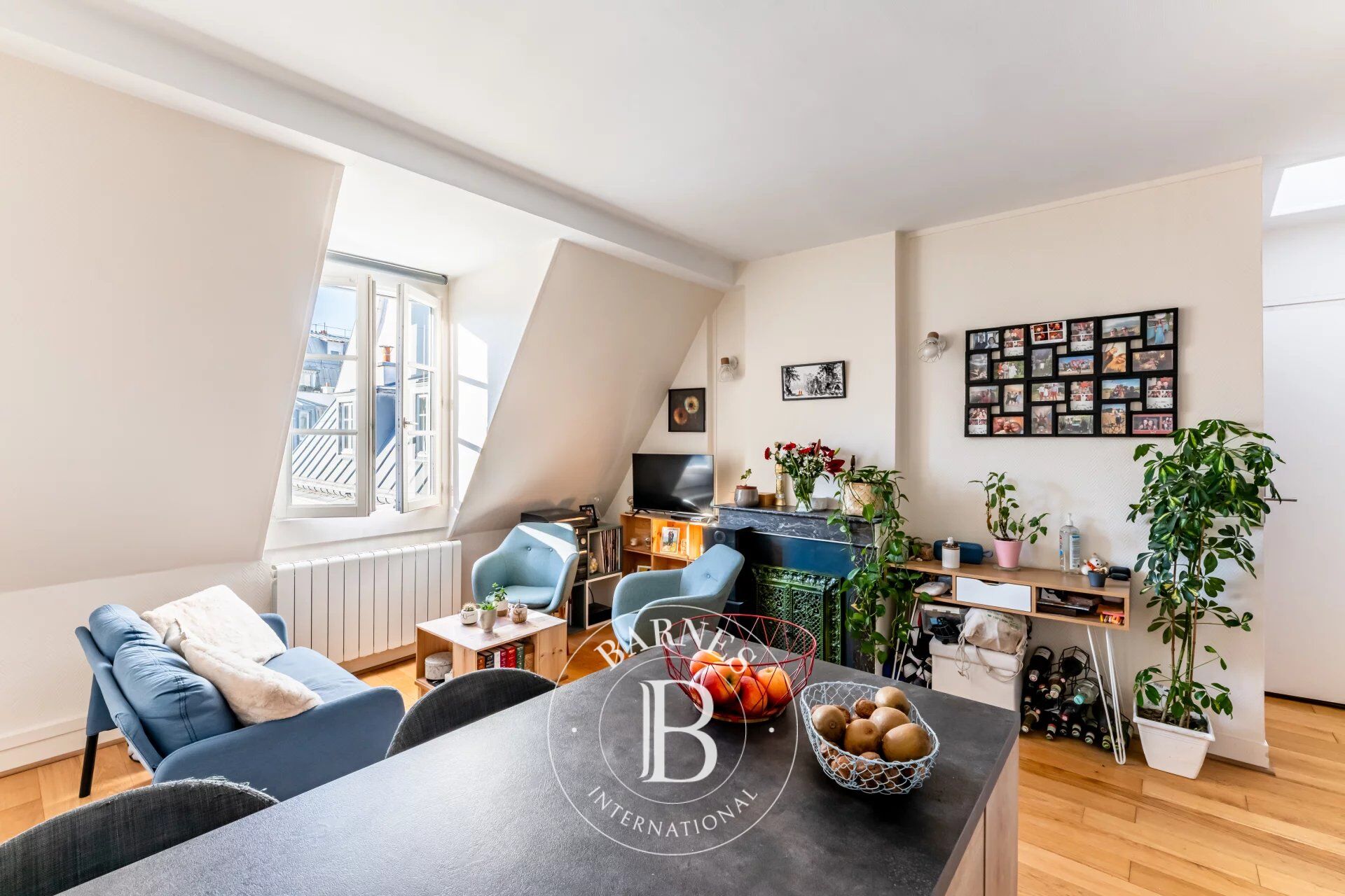 PARIS 8 - ÉLYSÉES - Top floor one-bedroom apartment - quiet - bright - picture 3