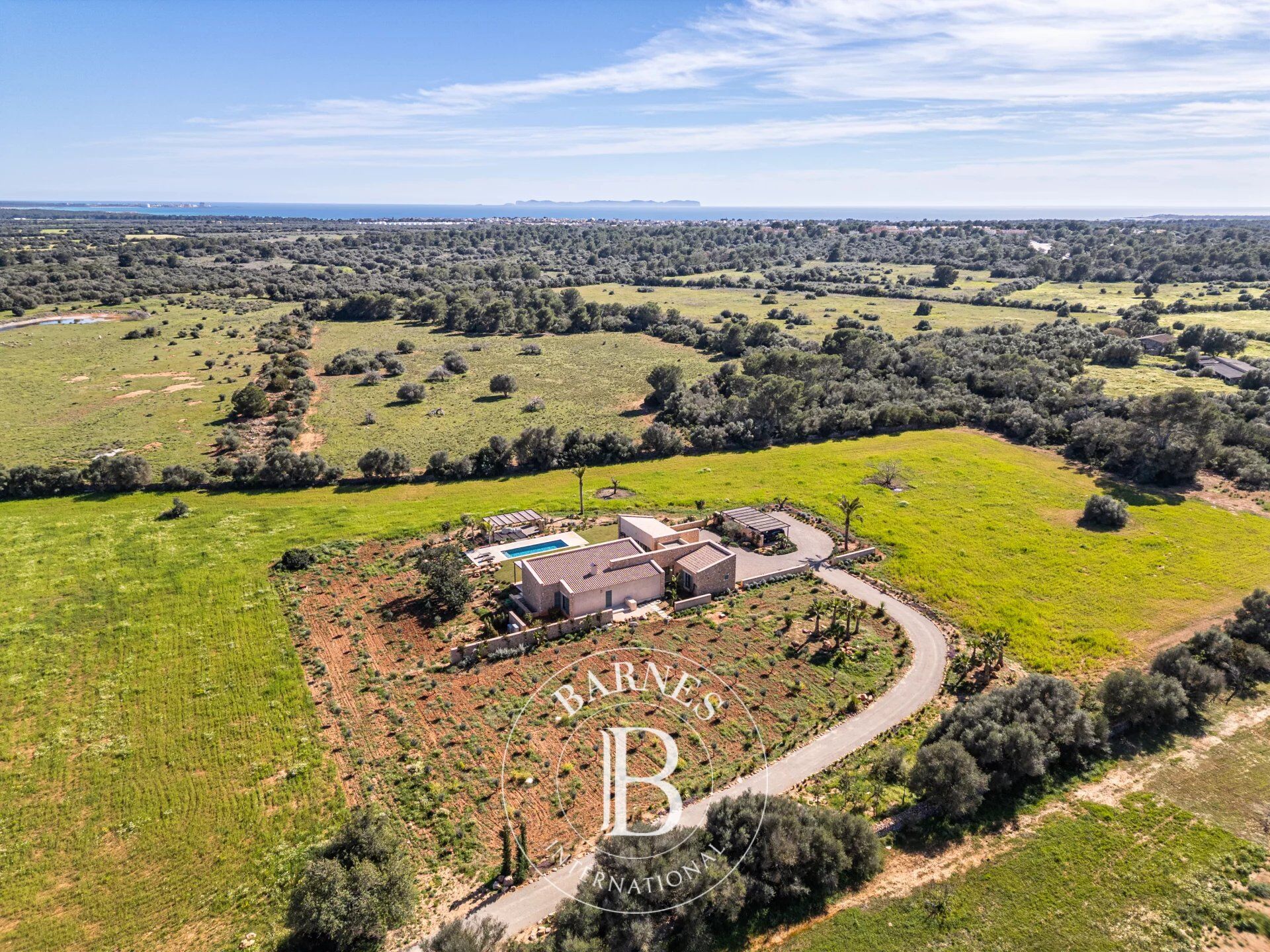 Finca Contemporánea con Piscina Privada y Vistas Panorámicas al Campo en Sa Vinyola - picture 2