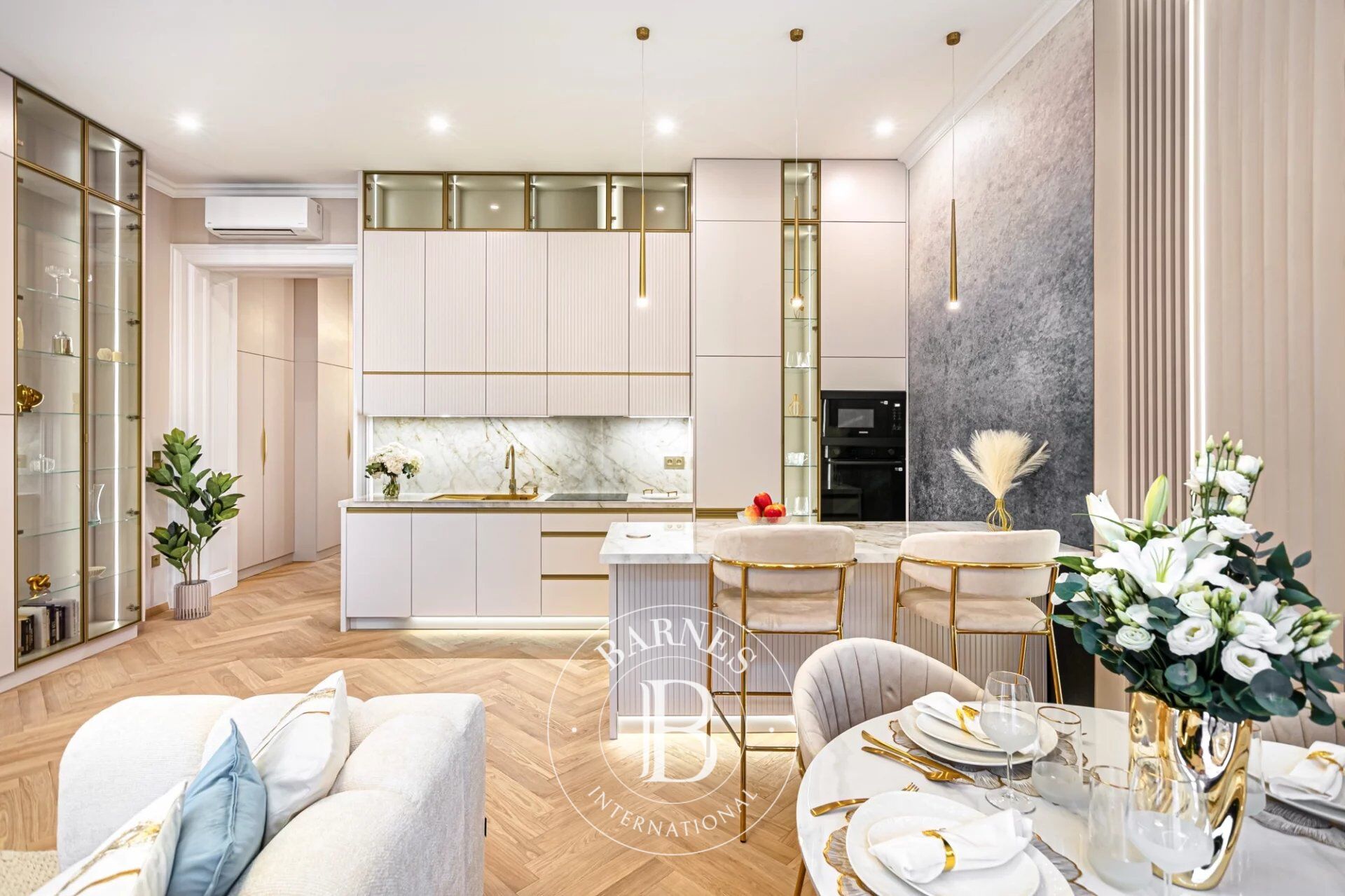 Timeless Elegance Meets Modern Comfort Near Fővám tér and the Danube - picture 3