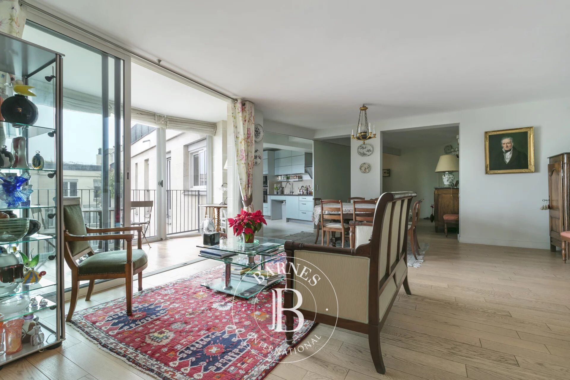 CHATOU-CENTRE, 134 m² flat with a loggia, lift and 2 garages. - picture 2