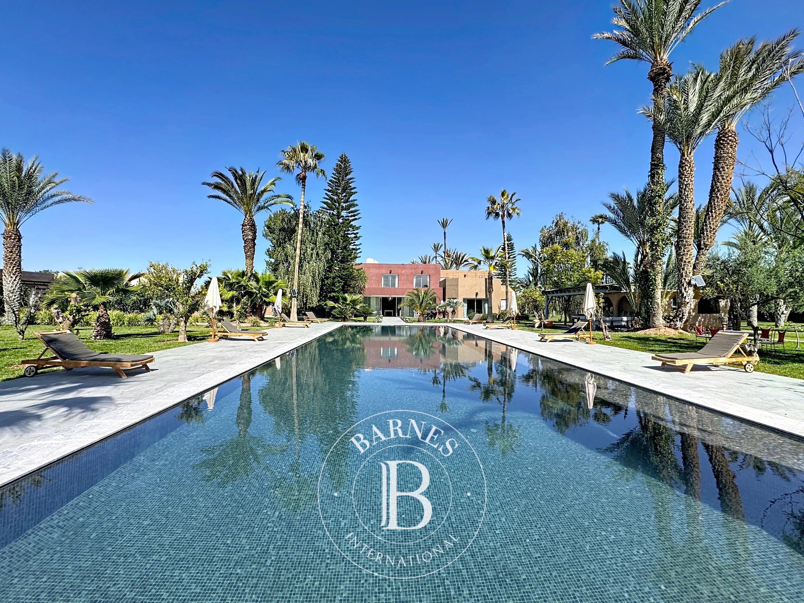 Propriété de prestige à vendre à Marrakech – 9 suites, piscine chauffée et court de tennis - picture 1