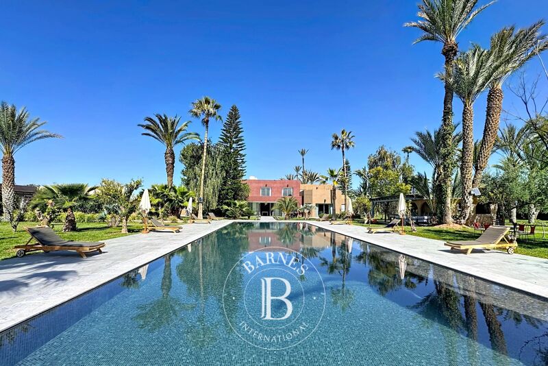 Prestigious property for sale in Marrakech – 9 suites, heated pool, and tennis court