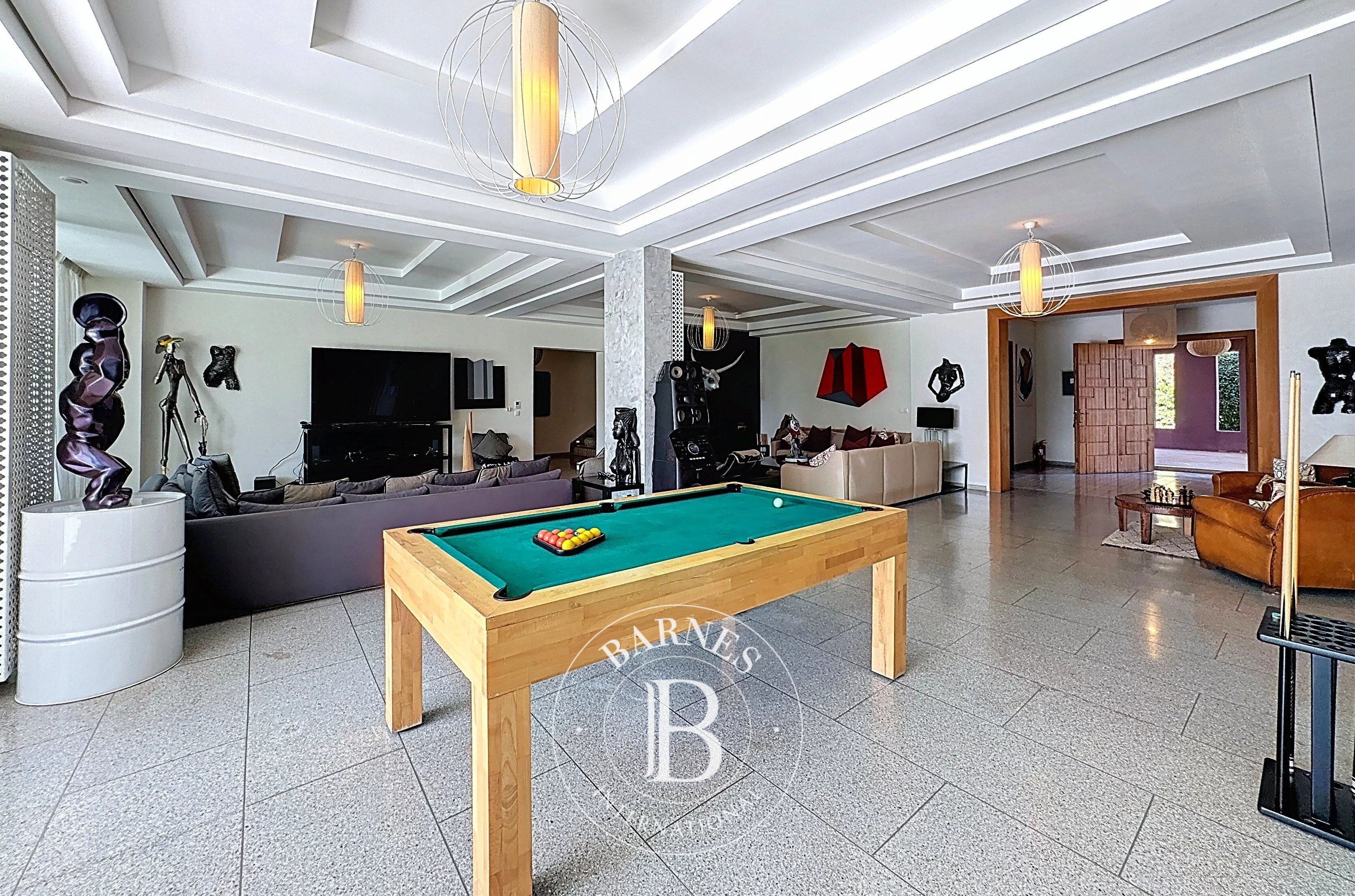 Prestigious property for sale in Marrakech – 9 suites, heated pool, and tennis court - picture 3