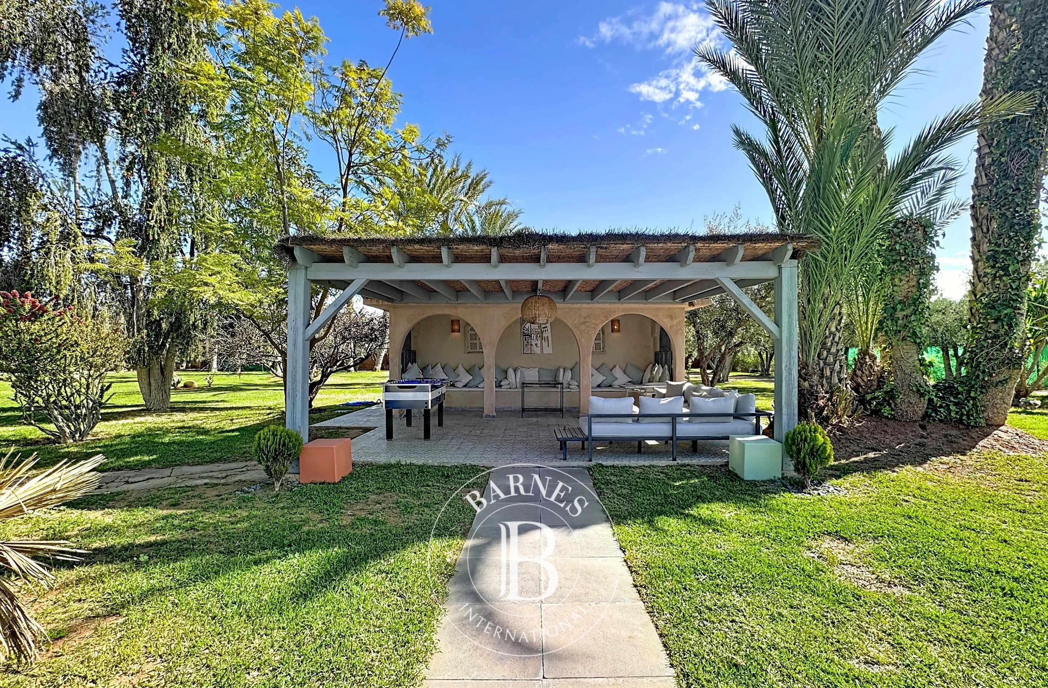 Propriété de prestige à vendre à Marrakech – 9 suites, piscine chauffée et court de tennis - picture 2