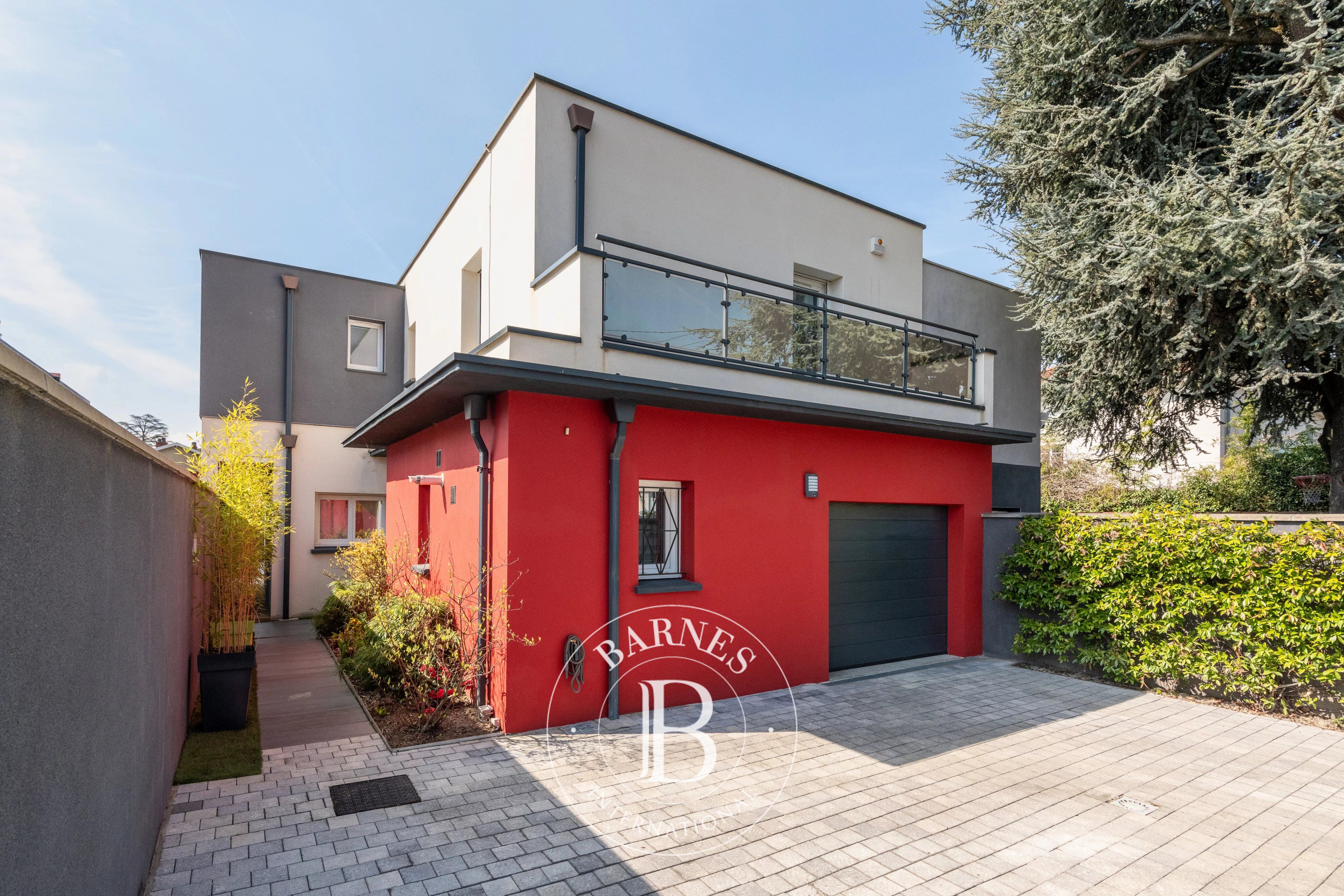 Tassin-La-Demi-Lune - Maison d'environ 134 m² - 4 chambres - Piscine - Garage - Places de stationnement - picture 3