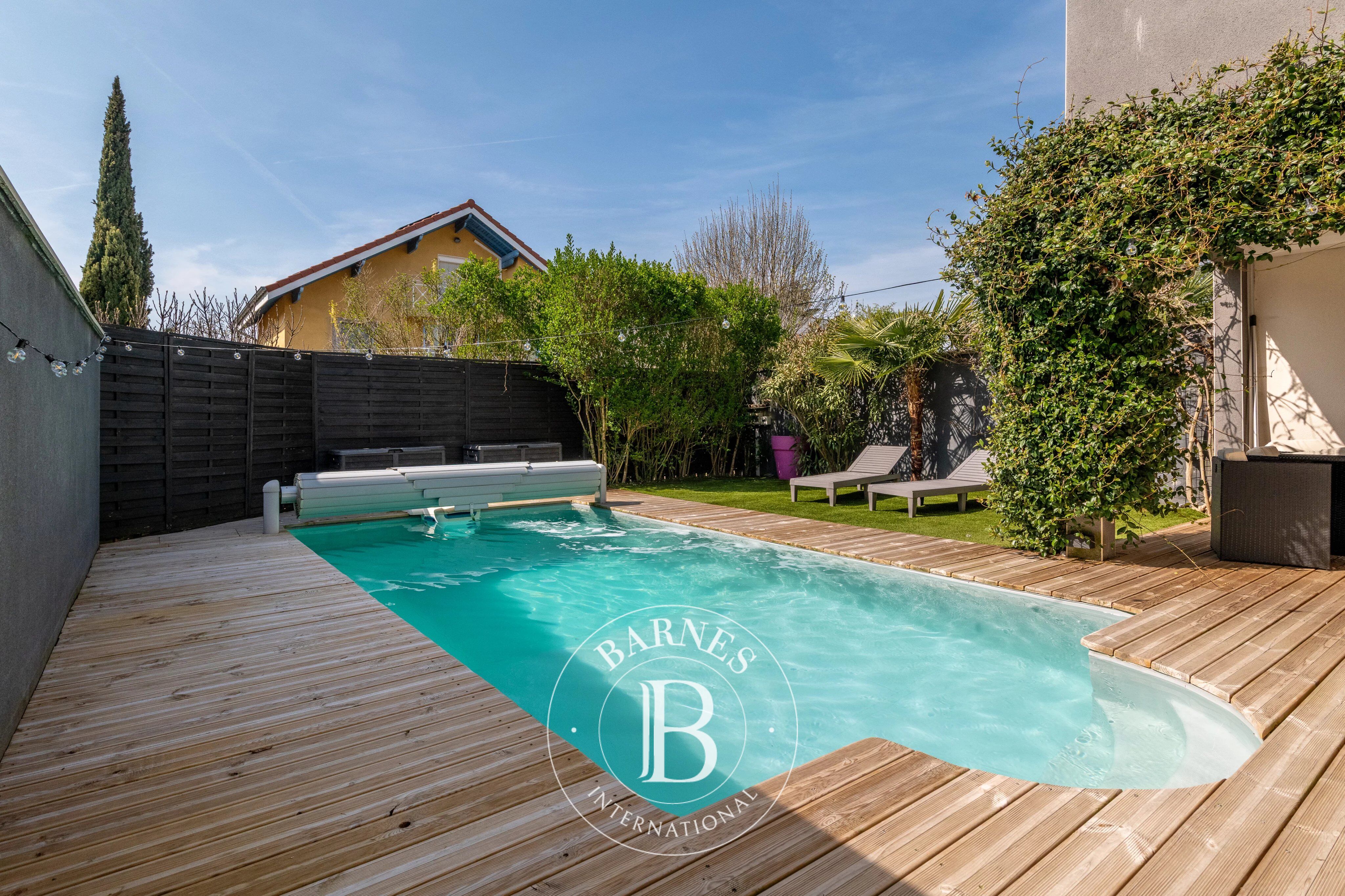 Tassin-La-Demi-Lune - Maison d'environ 134 m² - 4 chambres - Piscine - Garage - Places de stationnement - picture 2