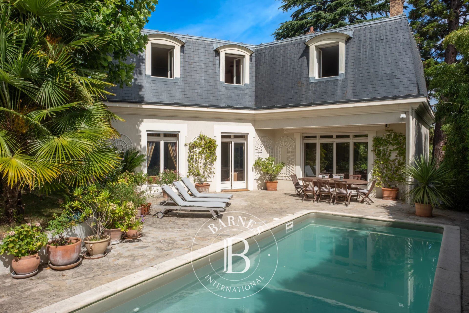 Saint-Cloud, Val d'Or, elegant contemporary property with swimming pool - picture 1