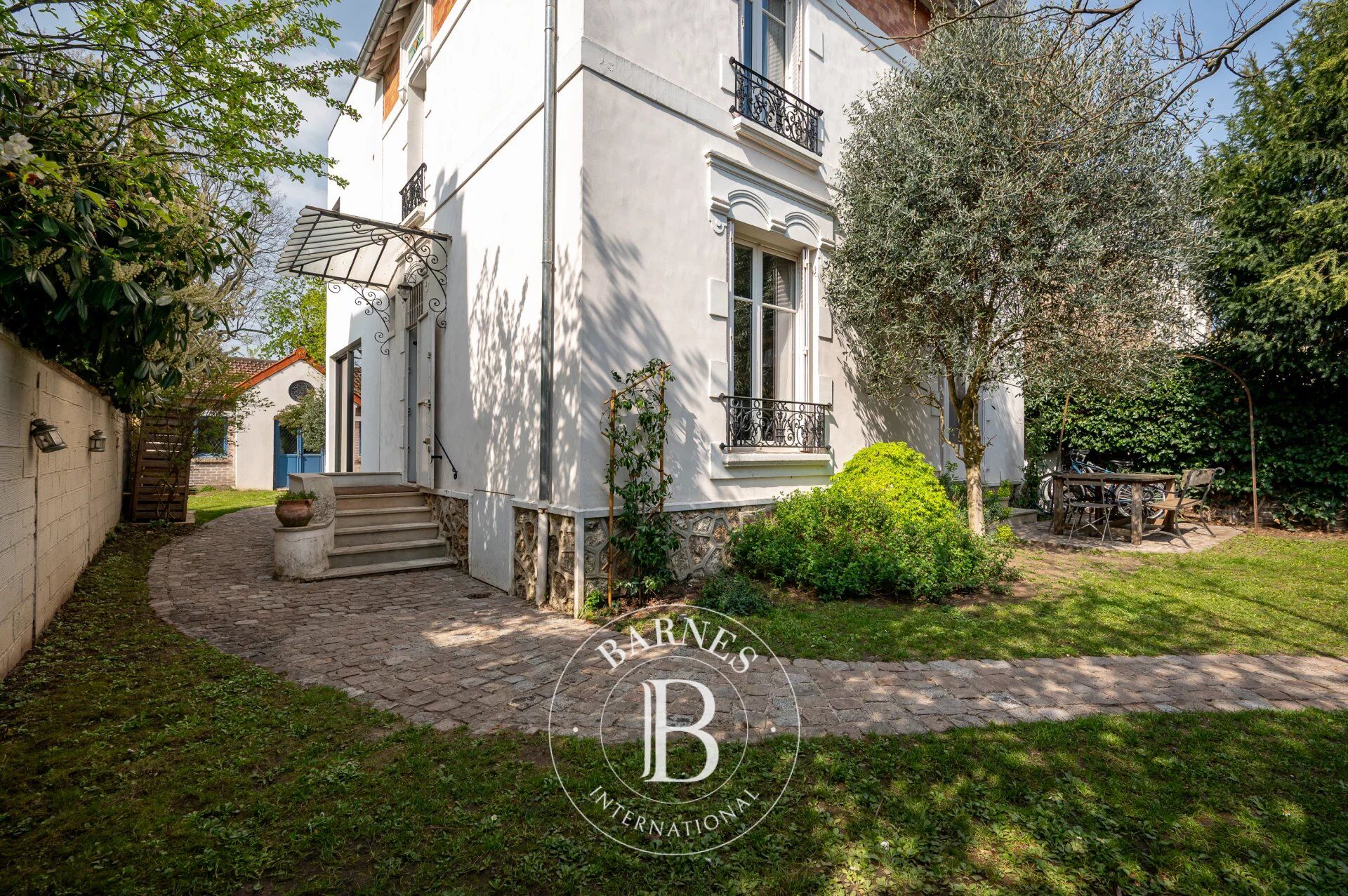 BOIS COLOMBES MAIRIE - MAISON DE CHARME AVEC 5 CHAMBRES ET GRAND JARDIN - picture 2