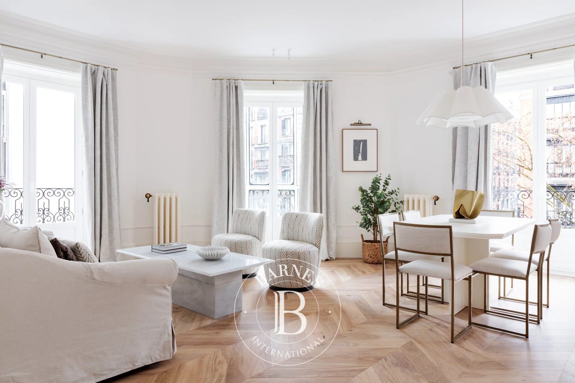 Luxus-Eckwohnung mit sieben Außenbalkonen - picture 1