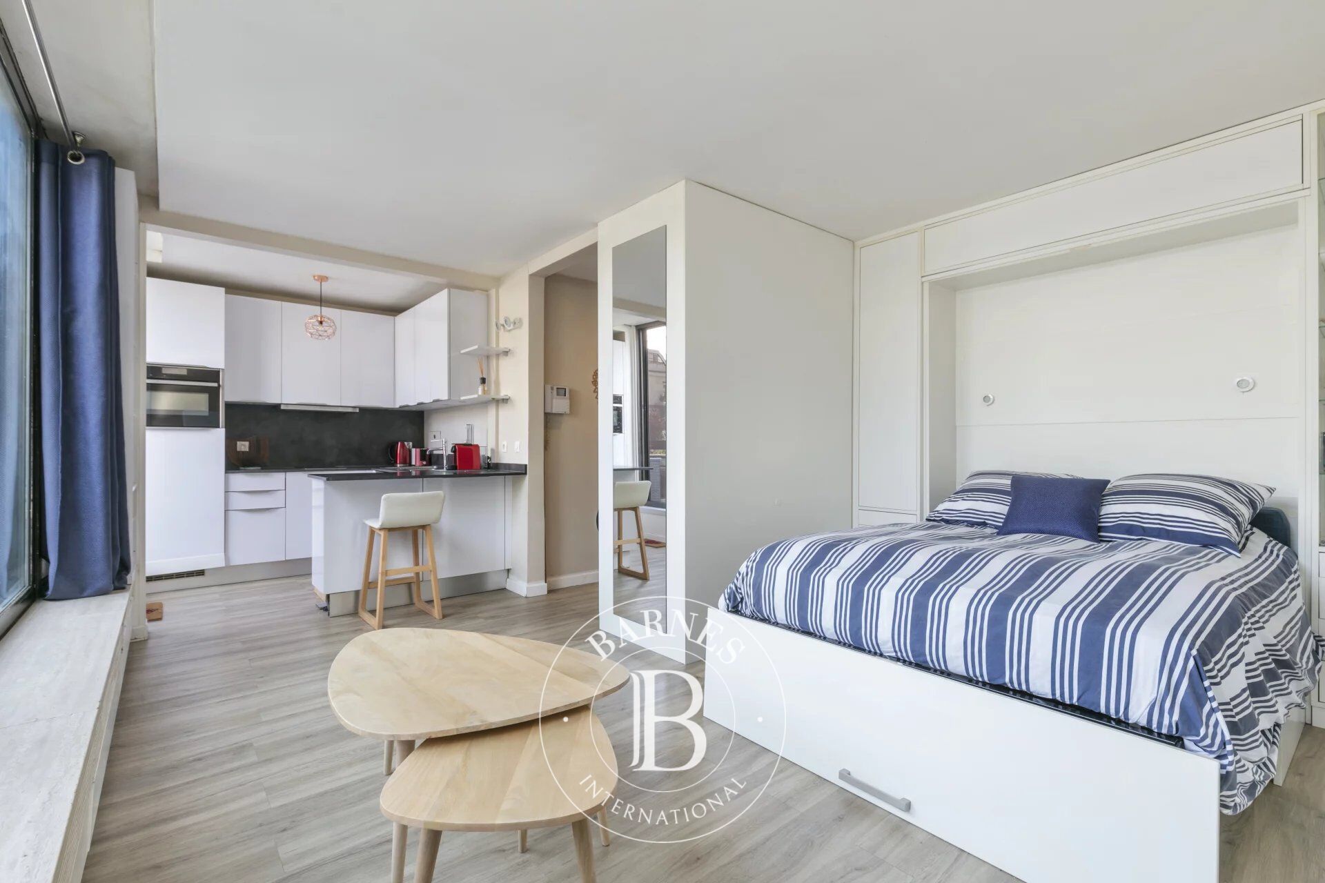 PARIS 8 – FAUBOURG DU ROULE – Spacious Studio with Terrace - picture 2