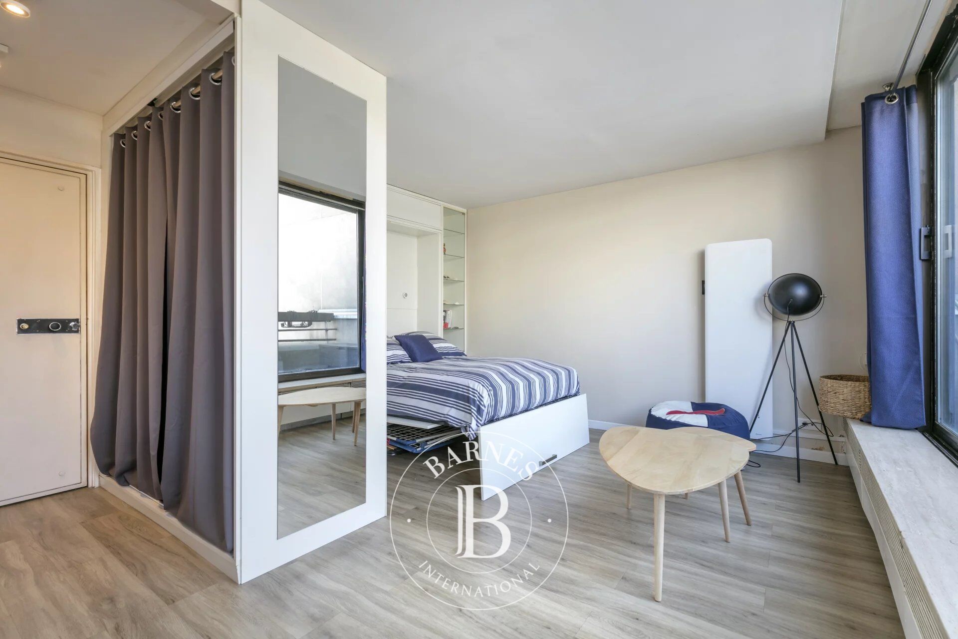 PARIS 8 – FAUBOURG DU ROULE – Spacious Studio with Terrace - picture 3