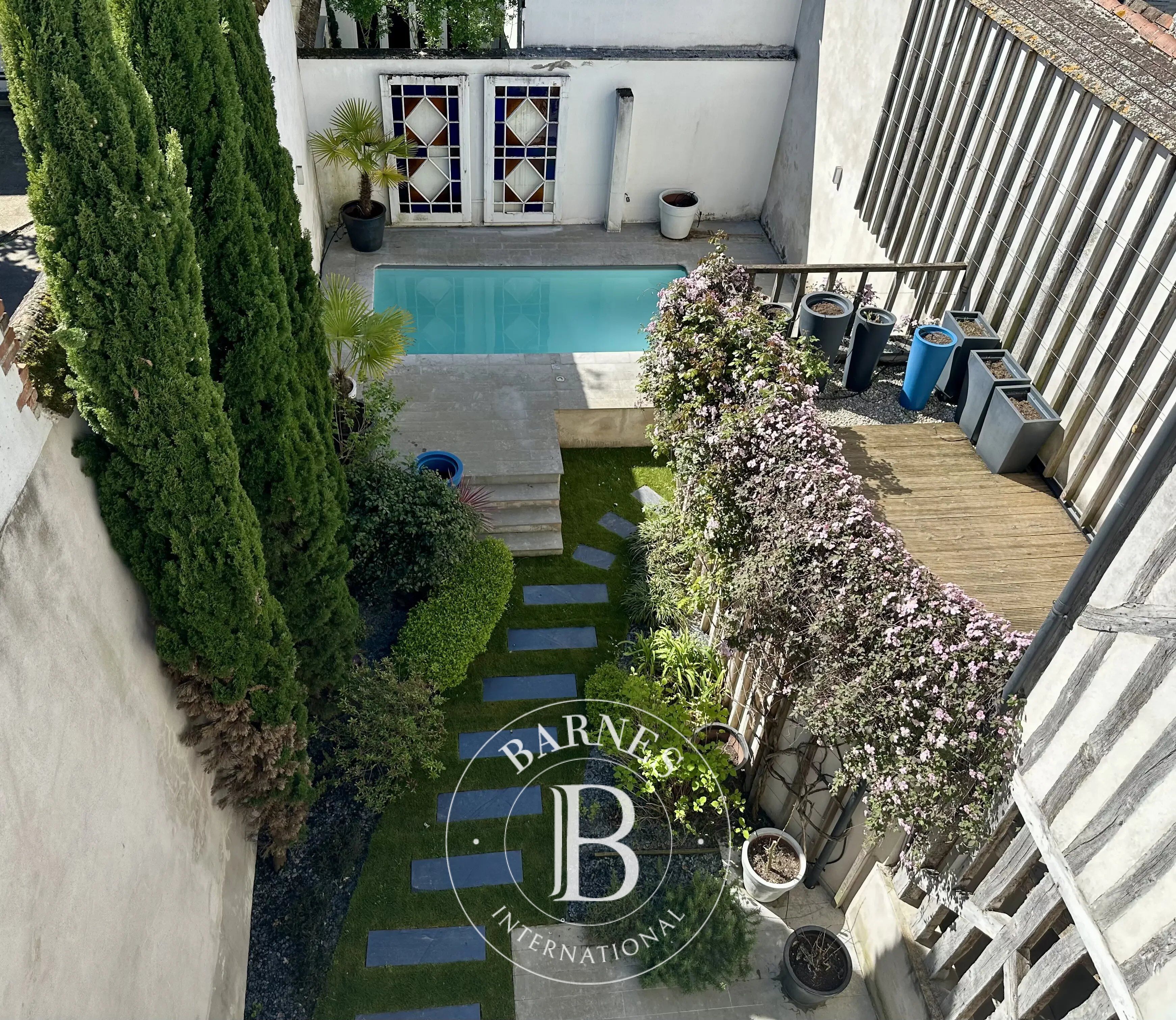 Palacete Orléans - picture 1