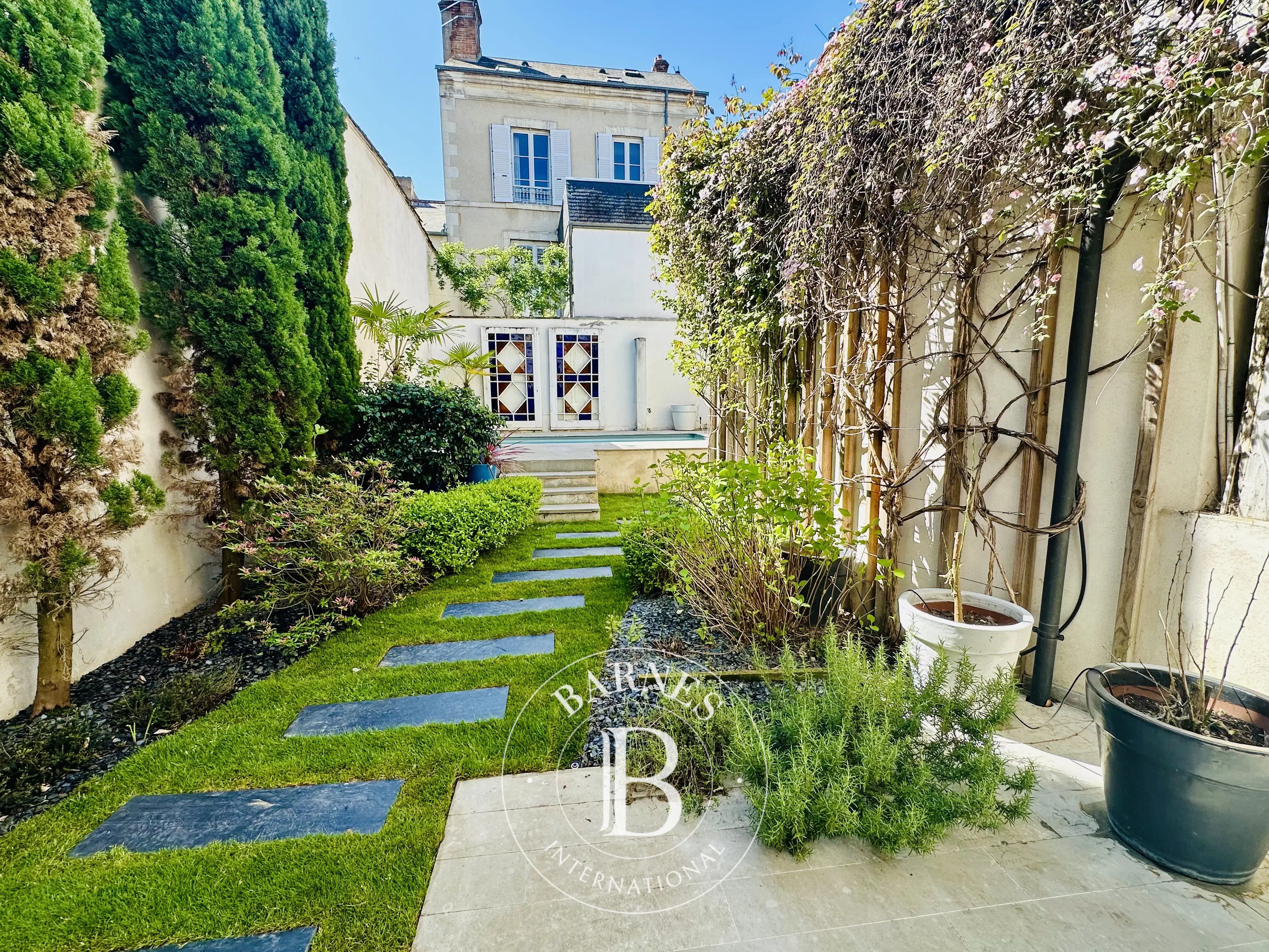 Palacete Orléans - picture 2