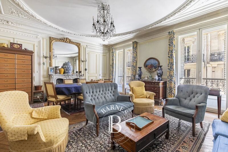 Paris 7th – Croix-Rouge / Rue des Saints-Pères – Renovation Required