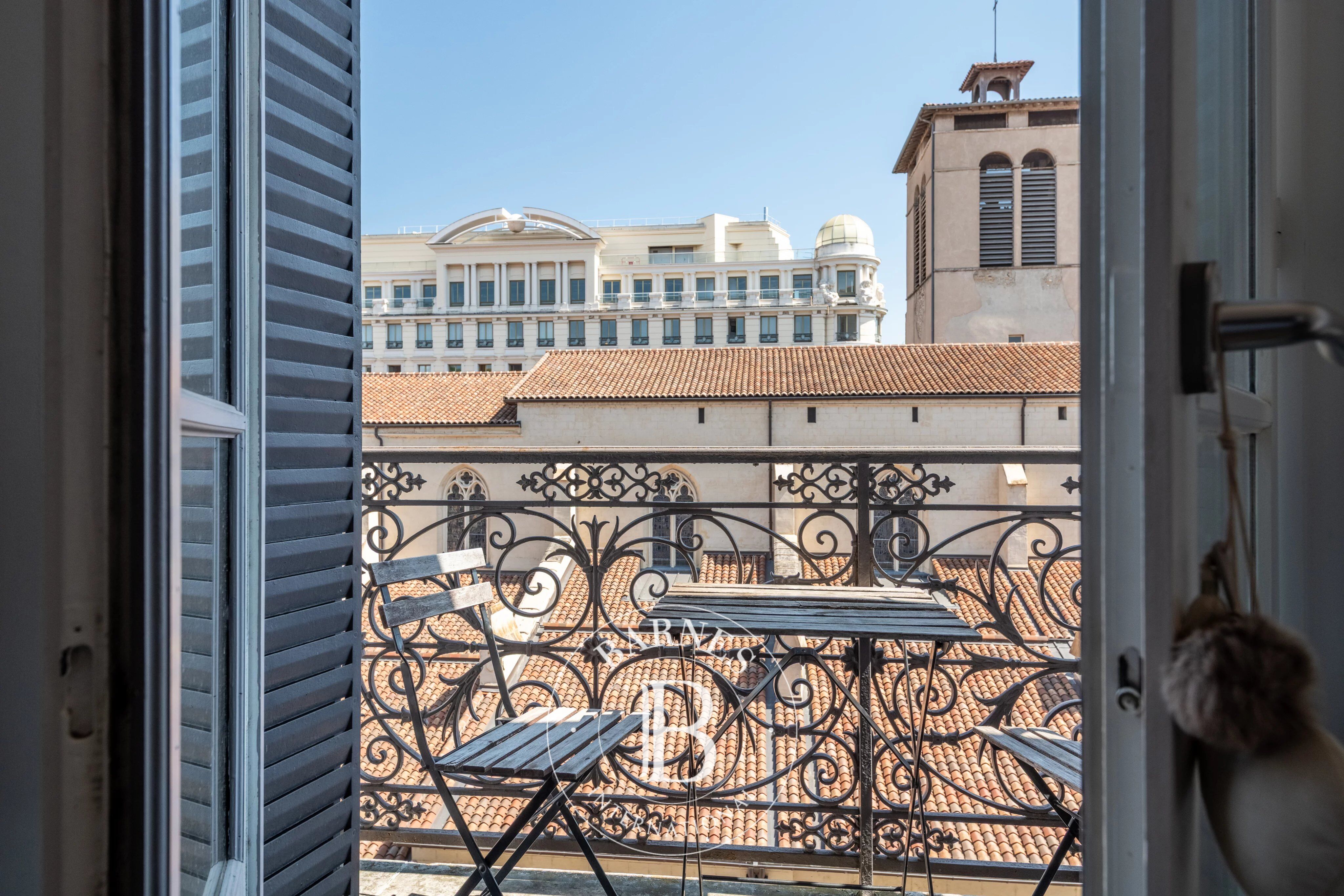 Lyon 2ᵉ – Rue Grolée – Appartement avec balcon filant et grenier - picture 3