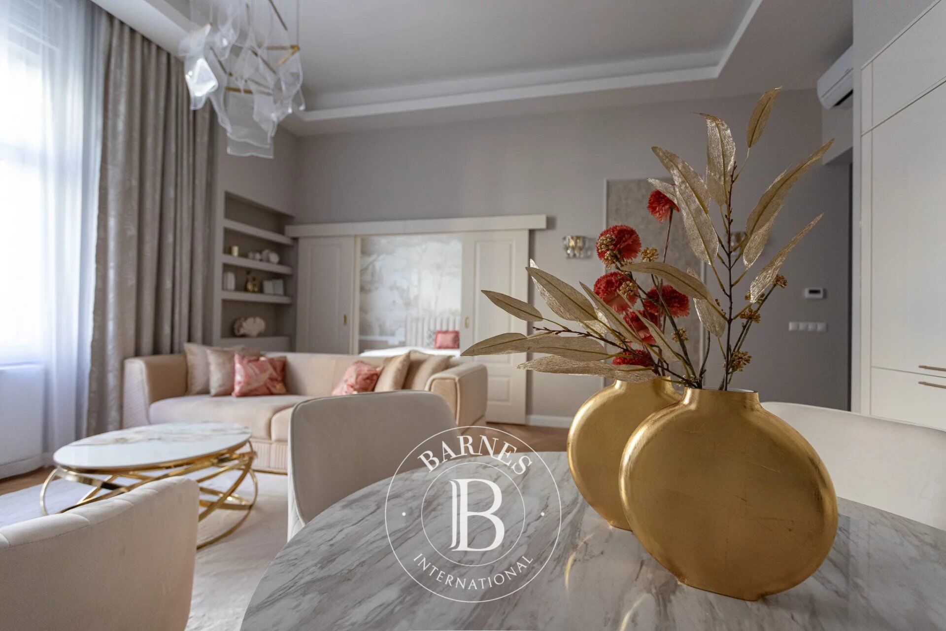 Two-Bedroom Designer Apartment Near Váci Street - picture 2