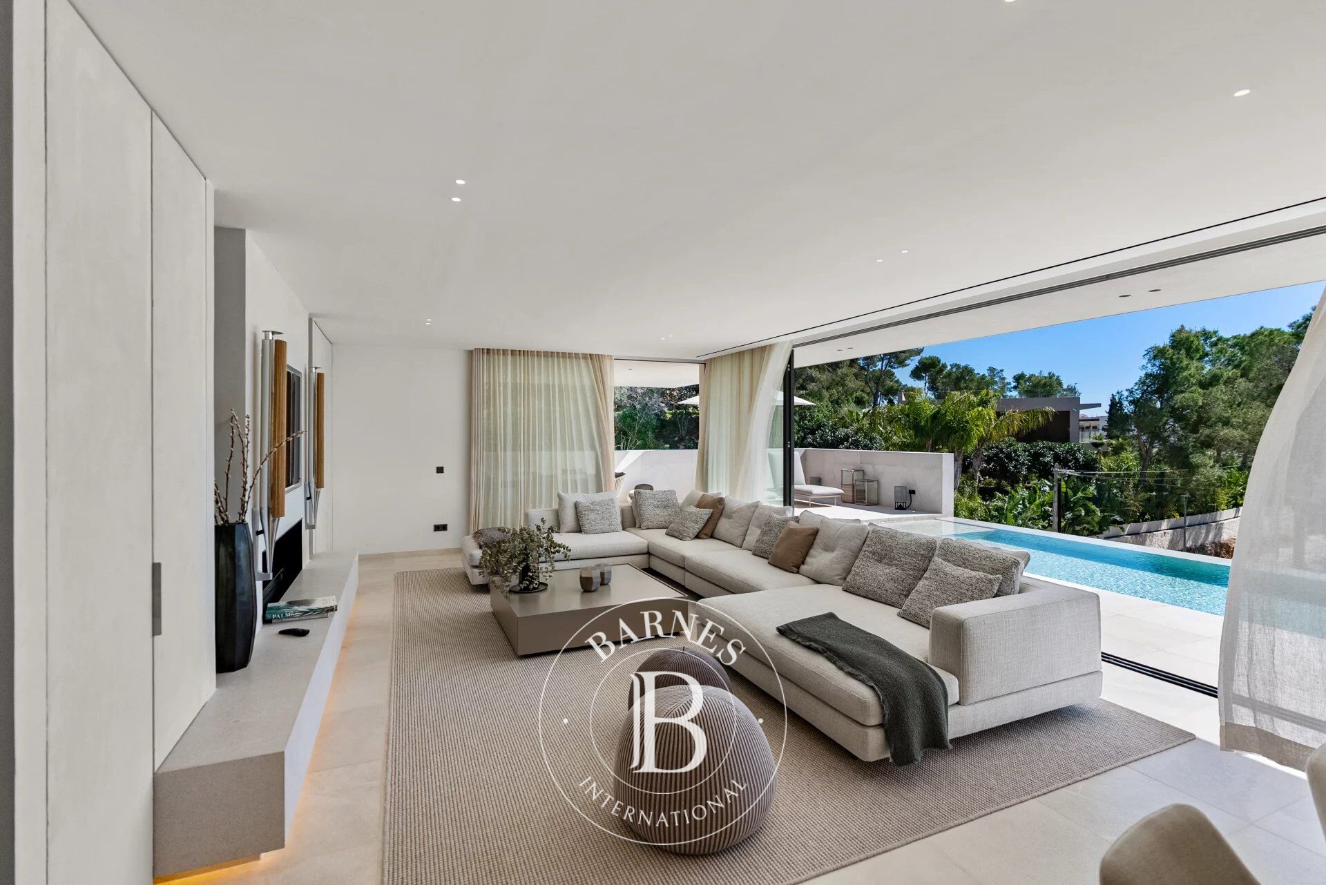 Spacious 5-Bedroom Villa with Terraces and Private Elevator in Portals Nous - picture 2