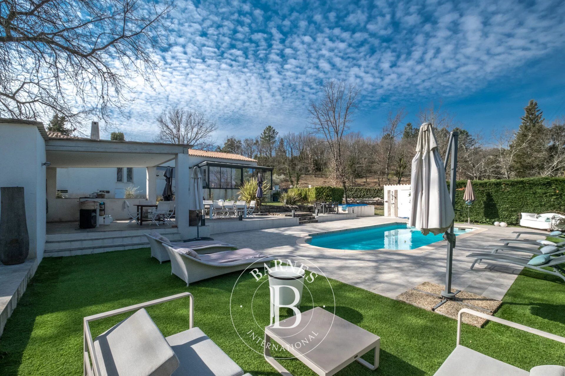 BAGNols-en-Forêt - Villa rénovée de plain-pied avec piscine et pool house - picture 3