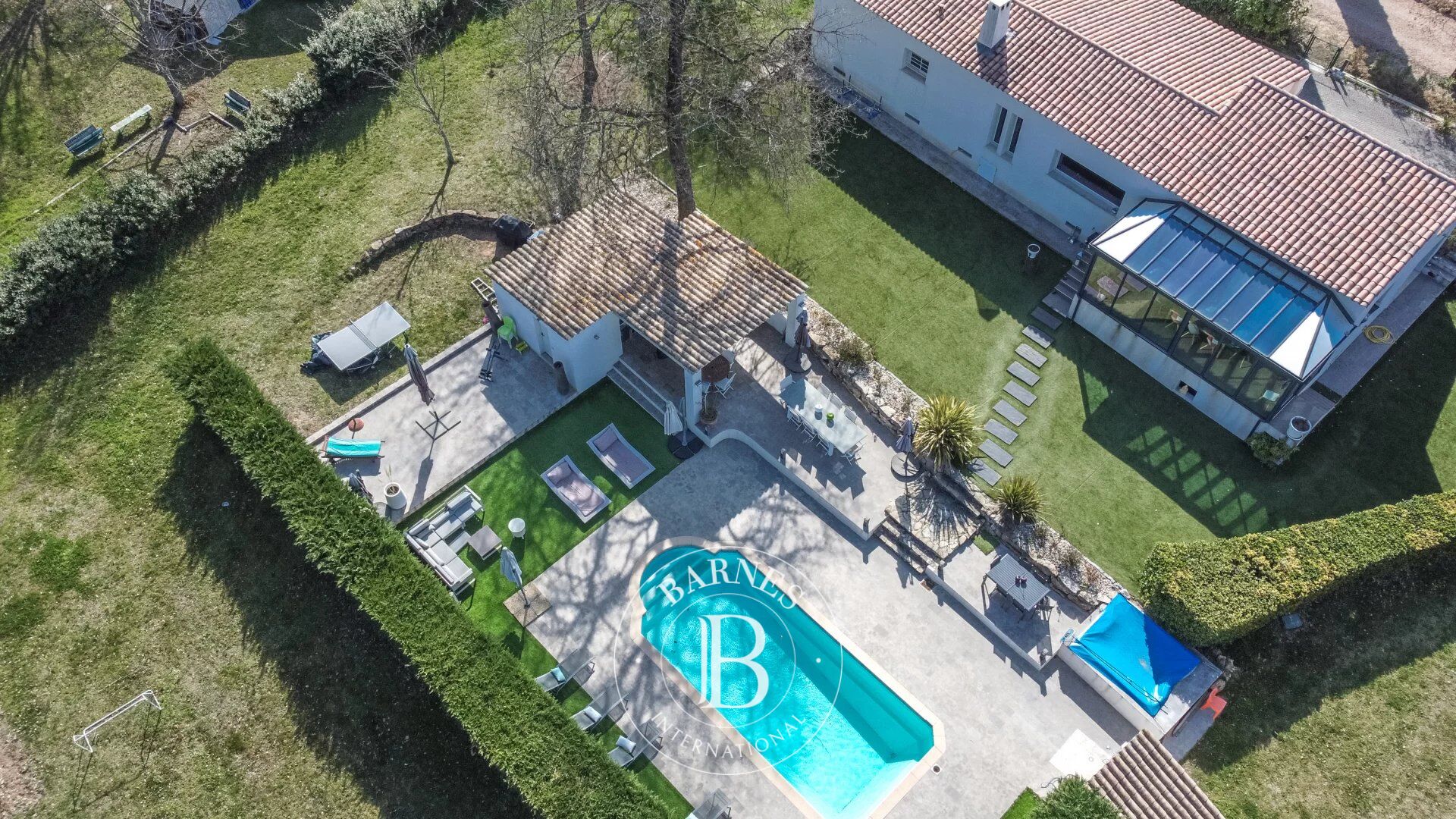 BAGNols-en-Forêt - Villa rénovée de plain-pied avec piscine et pool house - picture 1