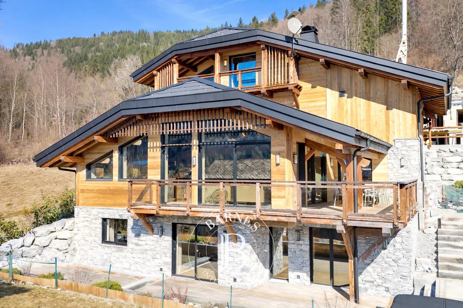 Morzine – Les Encoches – Exceptional 342 sqm Chalet with 5 Suites - picture 2