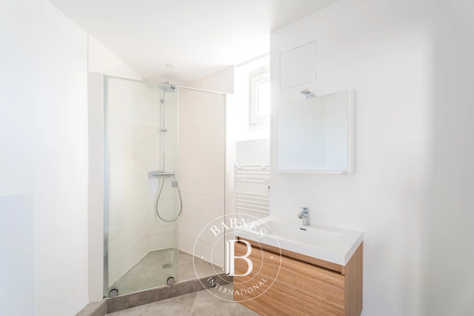 PARIS 8E - ETAGE ELEVE - 2 PIECES - picture 3