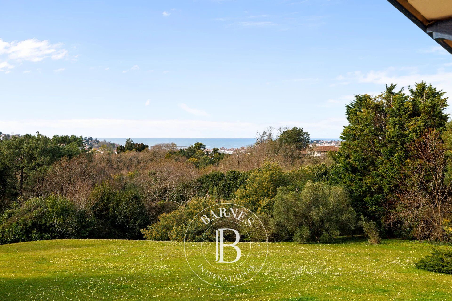 CIBOURE, PROPRIETE CONTEMPORAINE SUR PLUS D'1 HECTARE DE PARC VUE MER ET MONTAGNES - picture 2