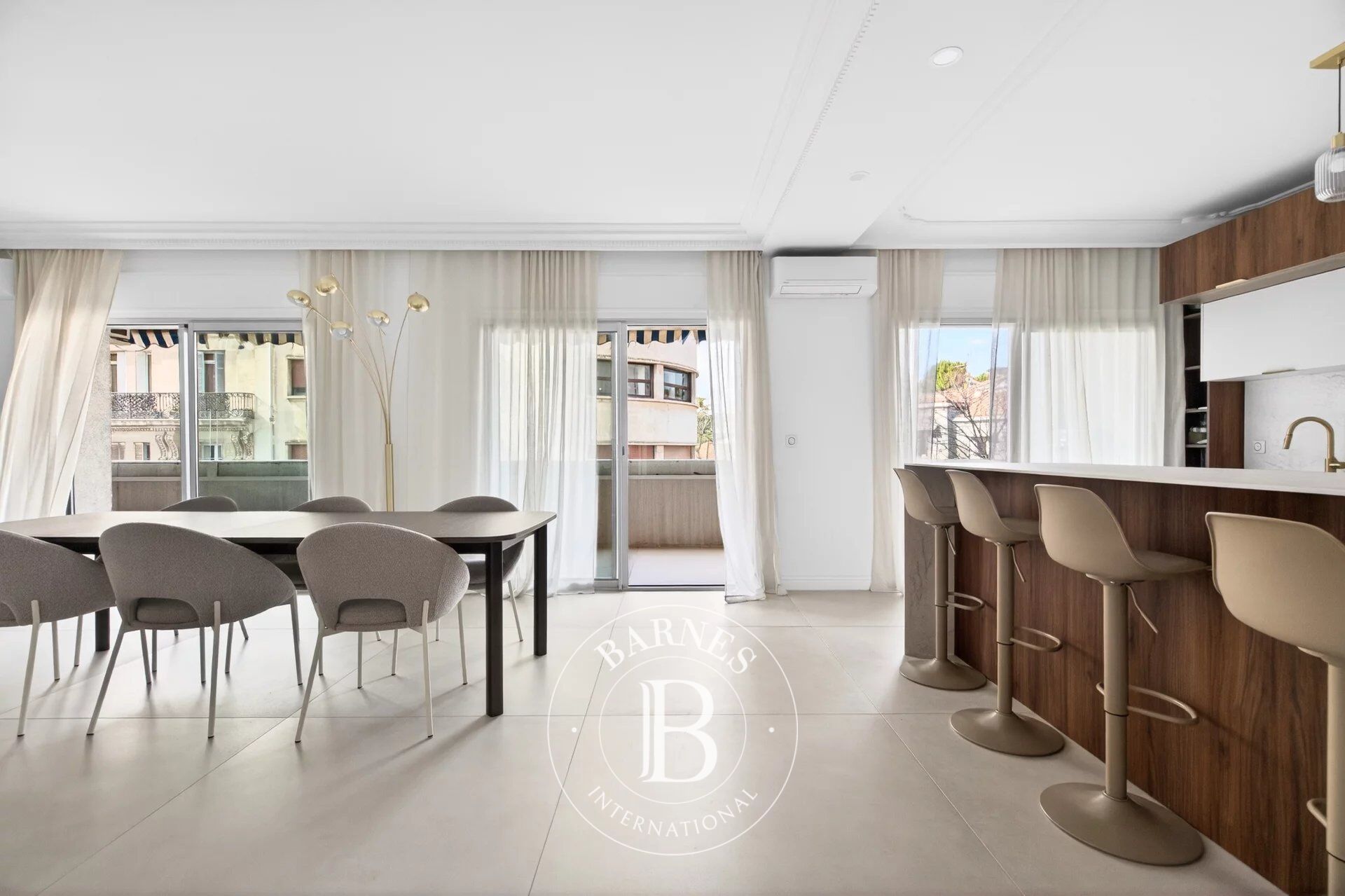 VENTE-APPARTEMENT DERNIER ETAGE -3 CHAMBRES -TERRASSE-GARAGE-CARRE D'OR-MARSEILLE 8eme - picture 2