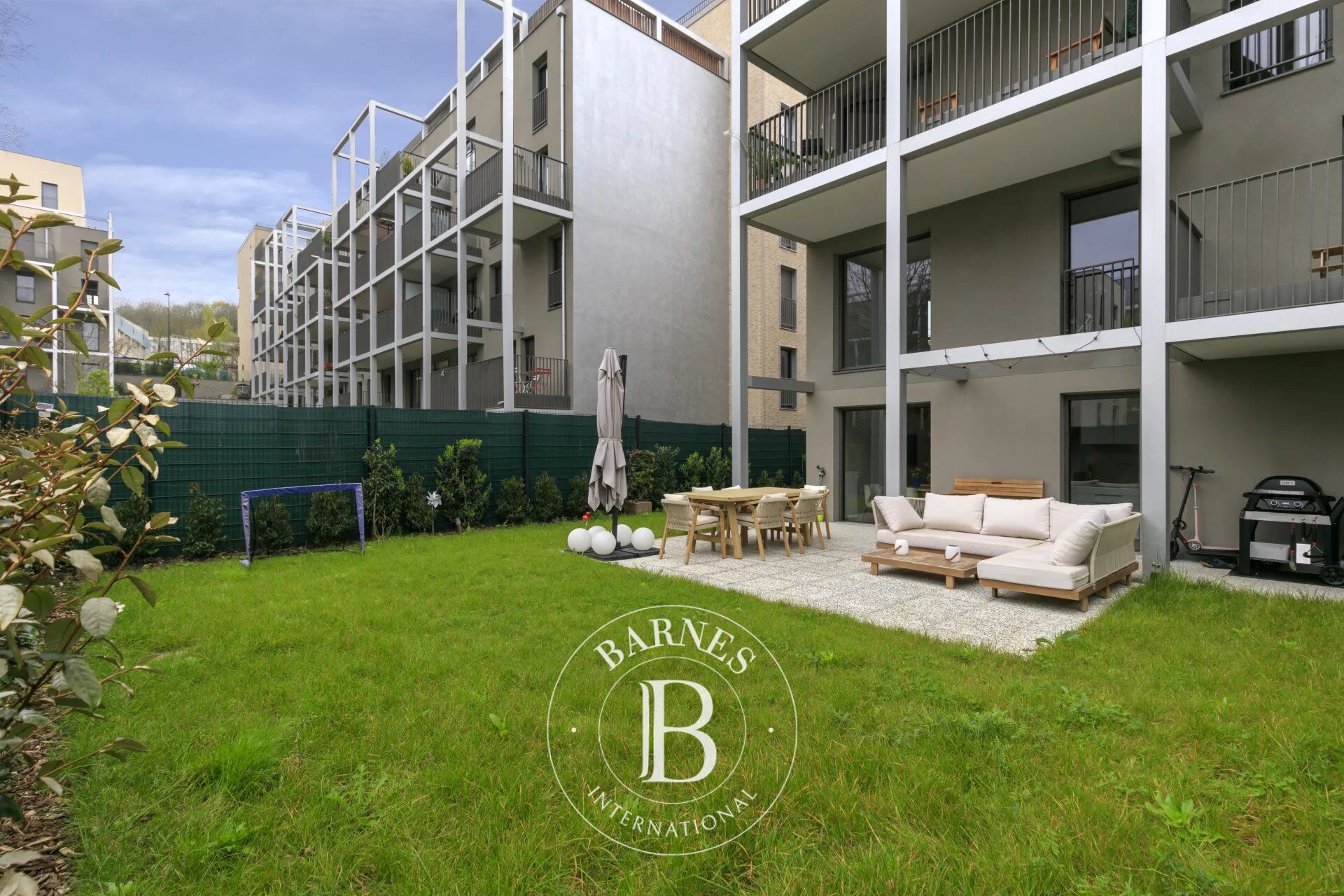 RUEIL-MALMAISON BUZENVAL SAINT-CUCUFA Superbe duplex de 97m² en rez-de-jardin - picture 3