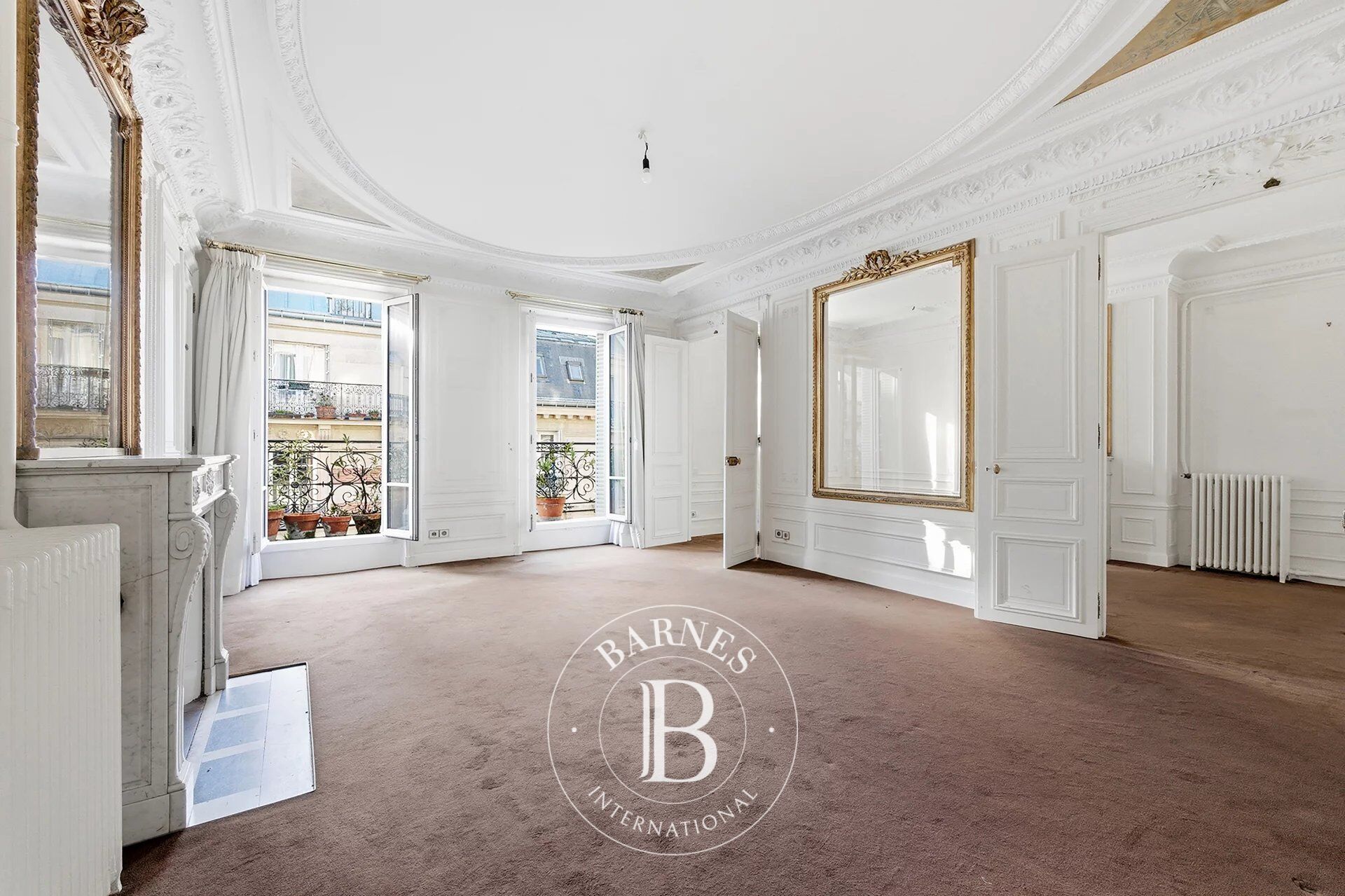 Paris 8th – Monceau Villiers. Family apartment to renovate. 4 bedrooms. 4th floor with wraparound balcony. Full South exposure - picture 2