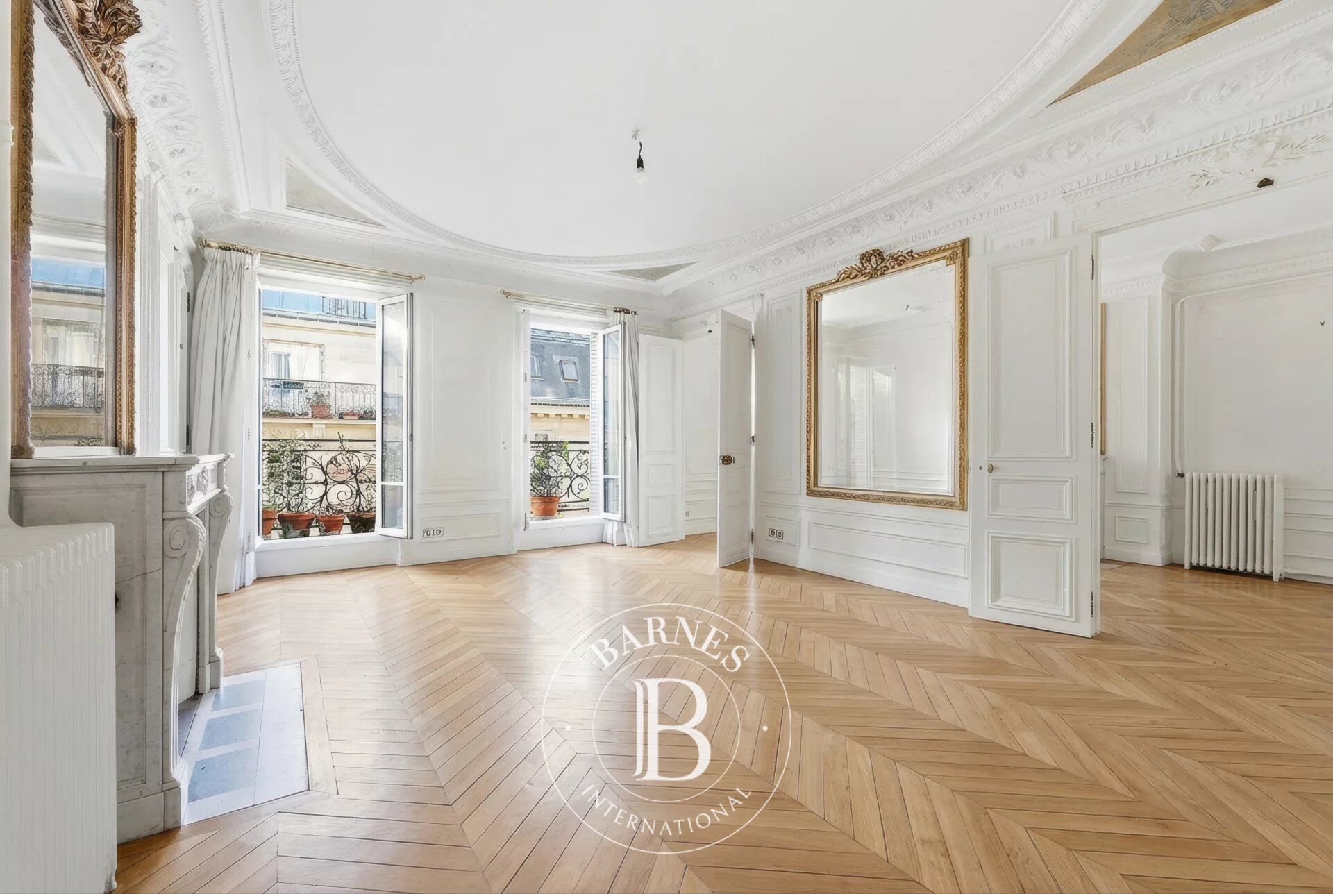 Paris 8th – Monceau Villiers. Family apartment to renovate. 4 bedrooms. 4th floor with wraparound balcony. Full South exposure - picture 1
