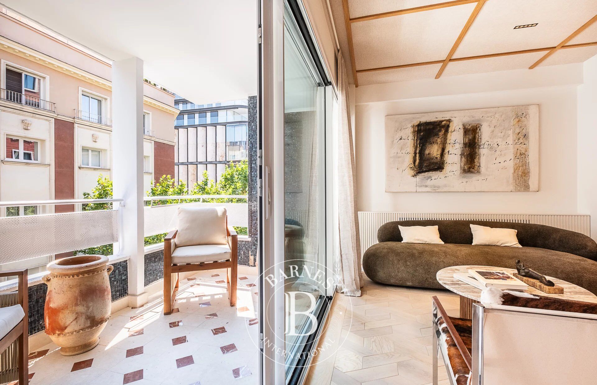 Exclusivo piso exterior con terraza y reforma de lujo en el Barrio de Salamanca - picture 3