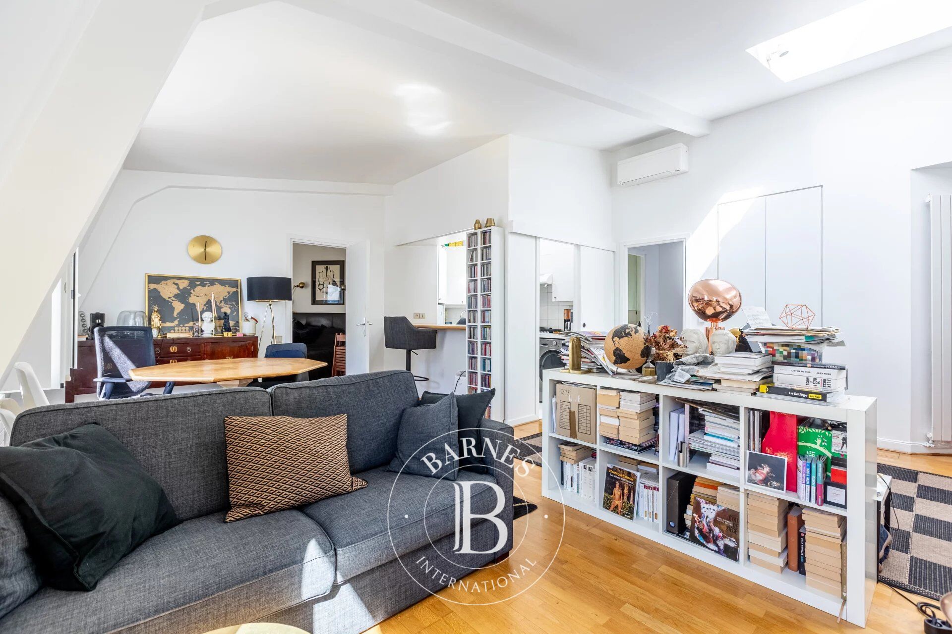 PARIS 8 - TRIANGLE D'OR - 2 CHAMBRES - LUMINEUX - DERNIER ÉTAGE - picture 2