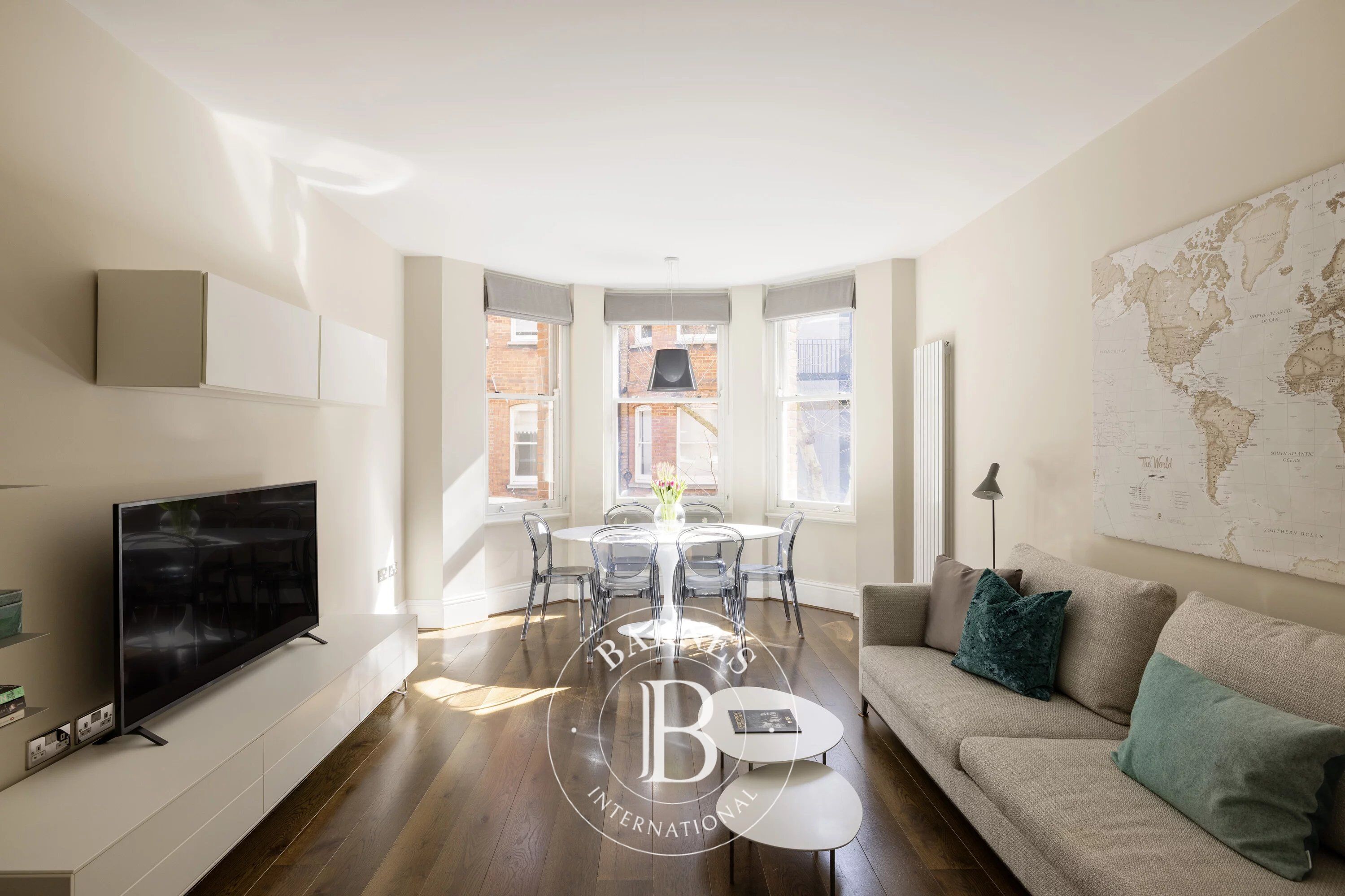 Nevern Square, Earl's Court - picture 1