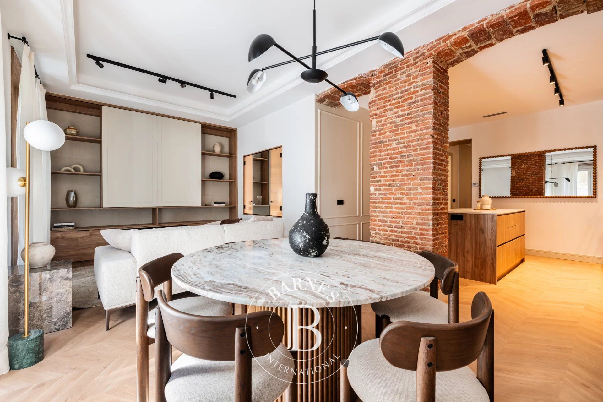 Elegante, renovierte Wohnung mit Balkonen und Erker in einem herrschaftlichen Anwesen im Herzen von Salamanca - picture 3